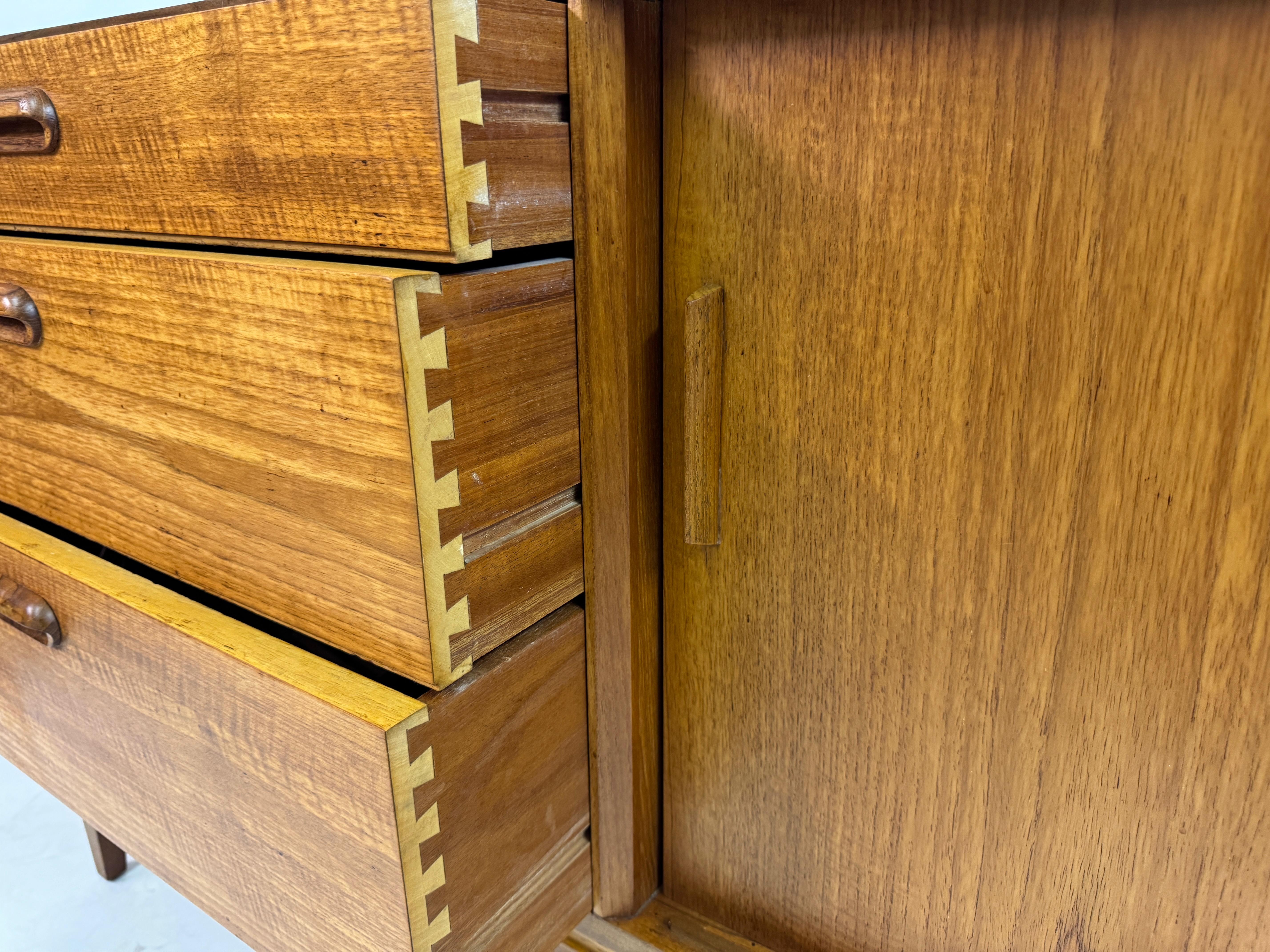Credenza in teak con ante scorrevoli di Alfred Cox, anni '60 in vendita 3