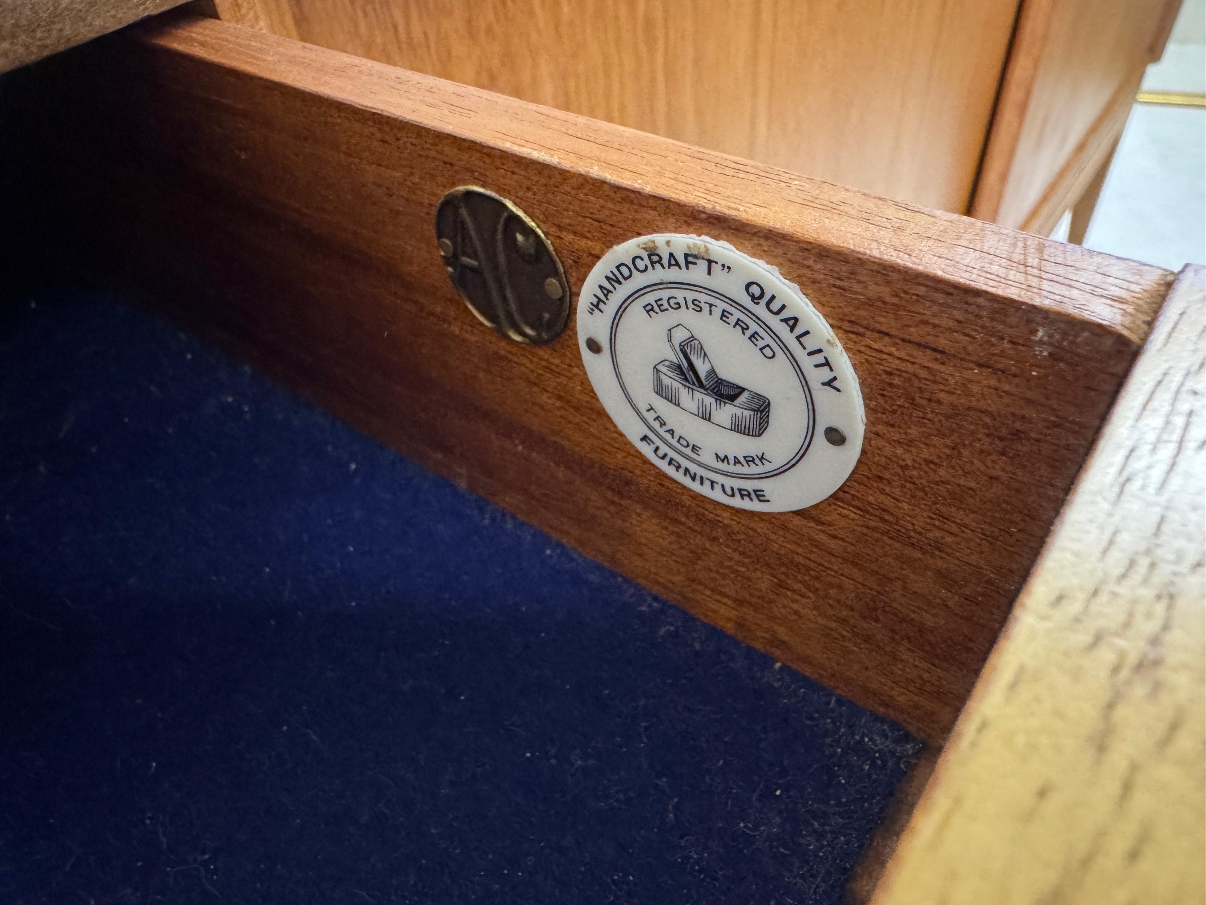Credenza in teak con ante scorrevoli di Alfred Cox, anni '60 in vendita 4