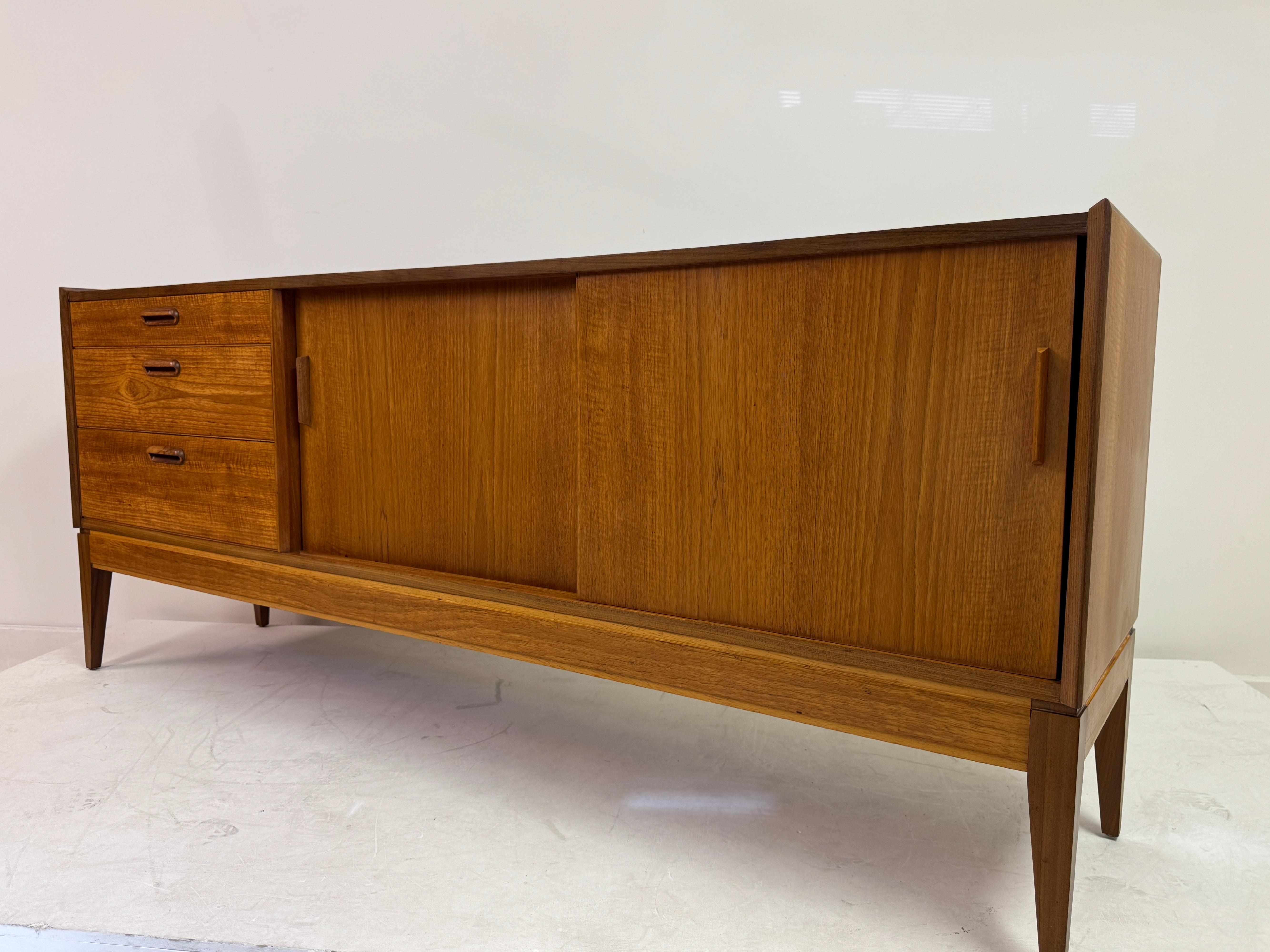 Credenza in teak con ante scorrevoli di Alfred Cox, anni '60 in vendita 6