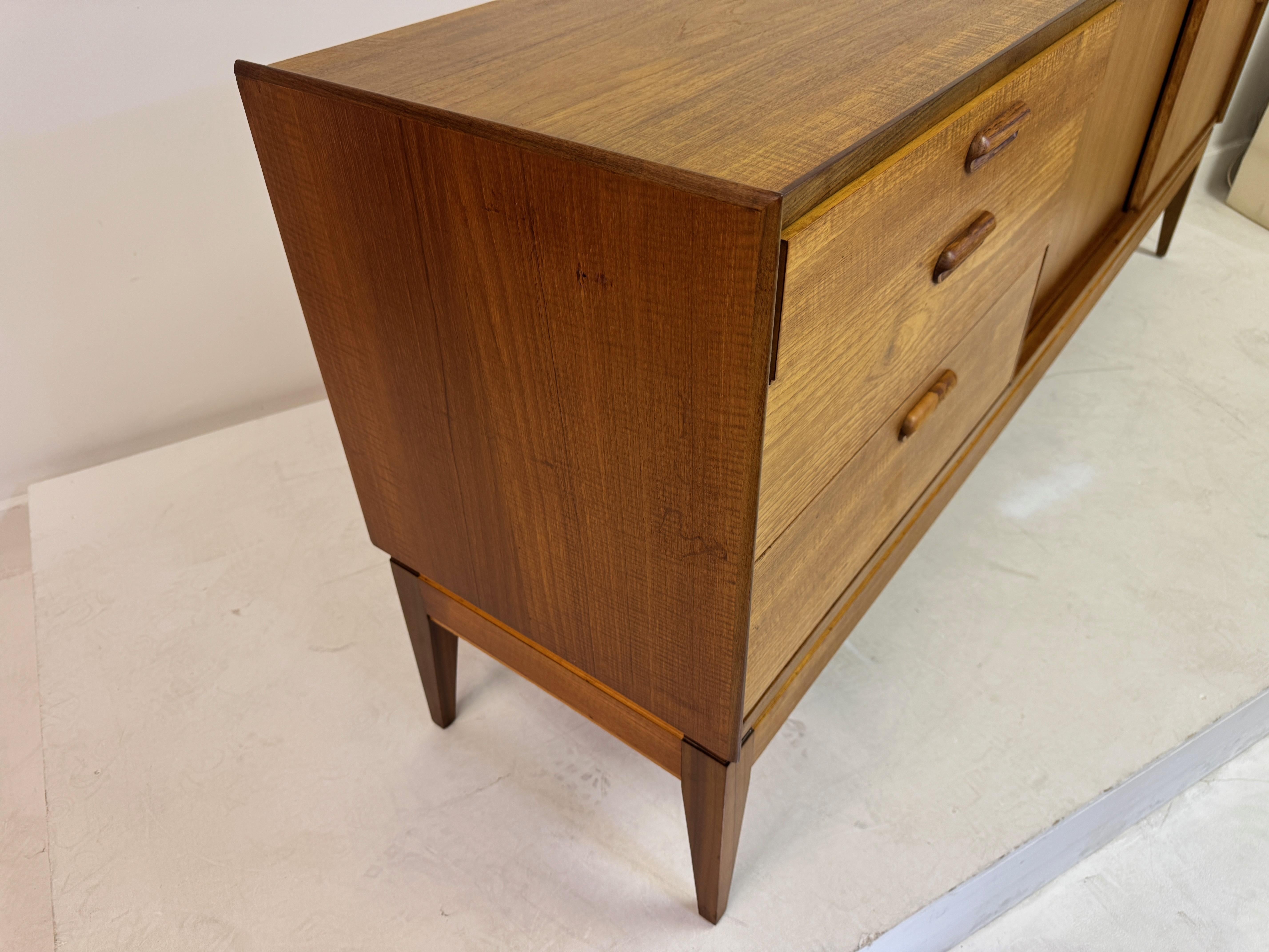 Credenza in teak con ante scorrevoli di Alfred Cox, anni '60 in vendita 7