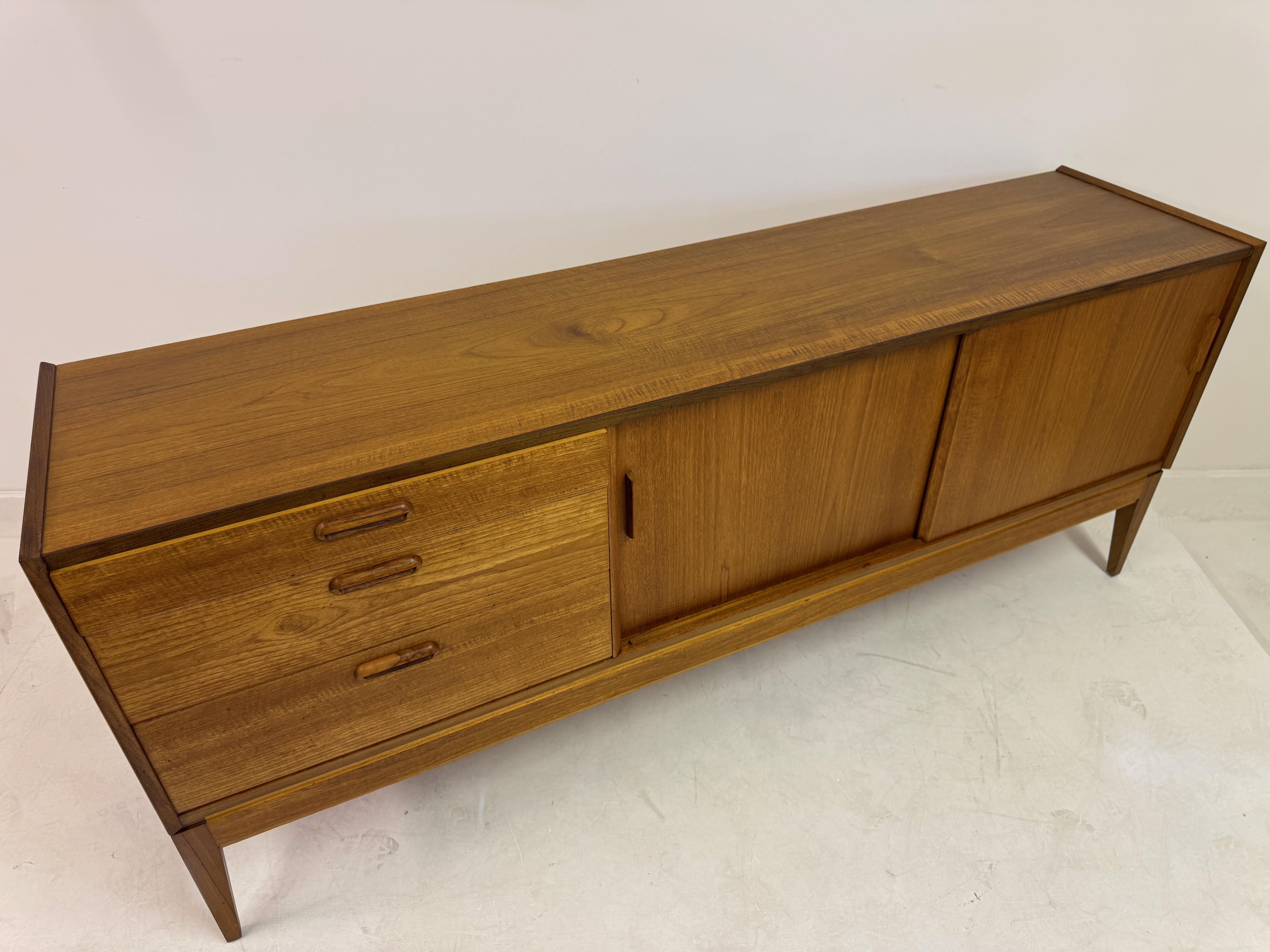 Credenza in teak con ante scorrevoli di Alfred Cox, anni '60 in vendita 8