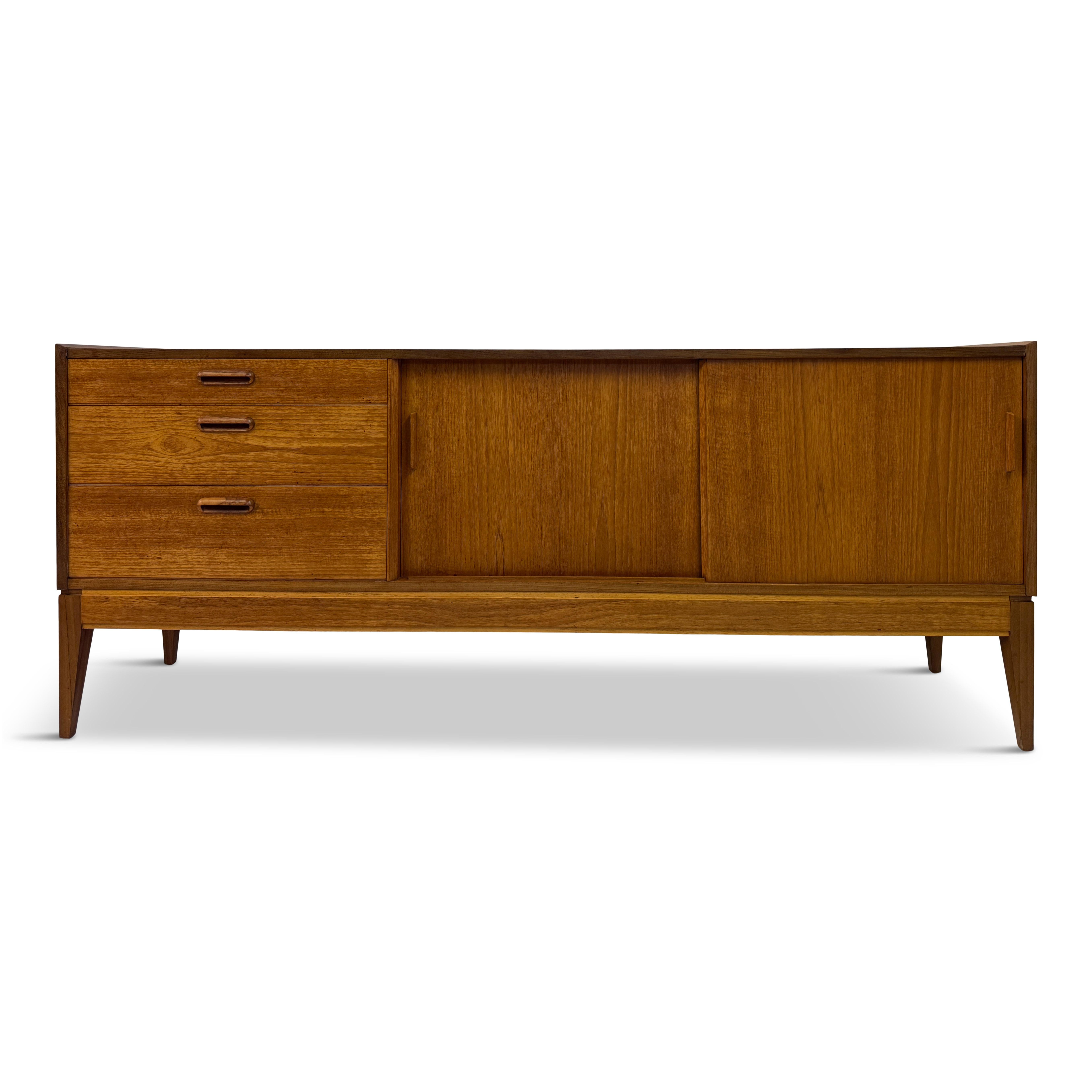 Credenza in teak con ante scorrevoli di Alfred Cox, anni '60


Una raffinata credenza in teak di metà secolo di Alfred Cox, risalente agli anni Sessanta. Caratteristico del lavoro di COX per i principali rivenditori londinesi dell'epoca, il pezzo è