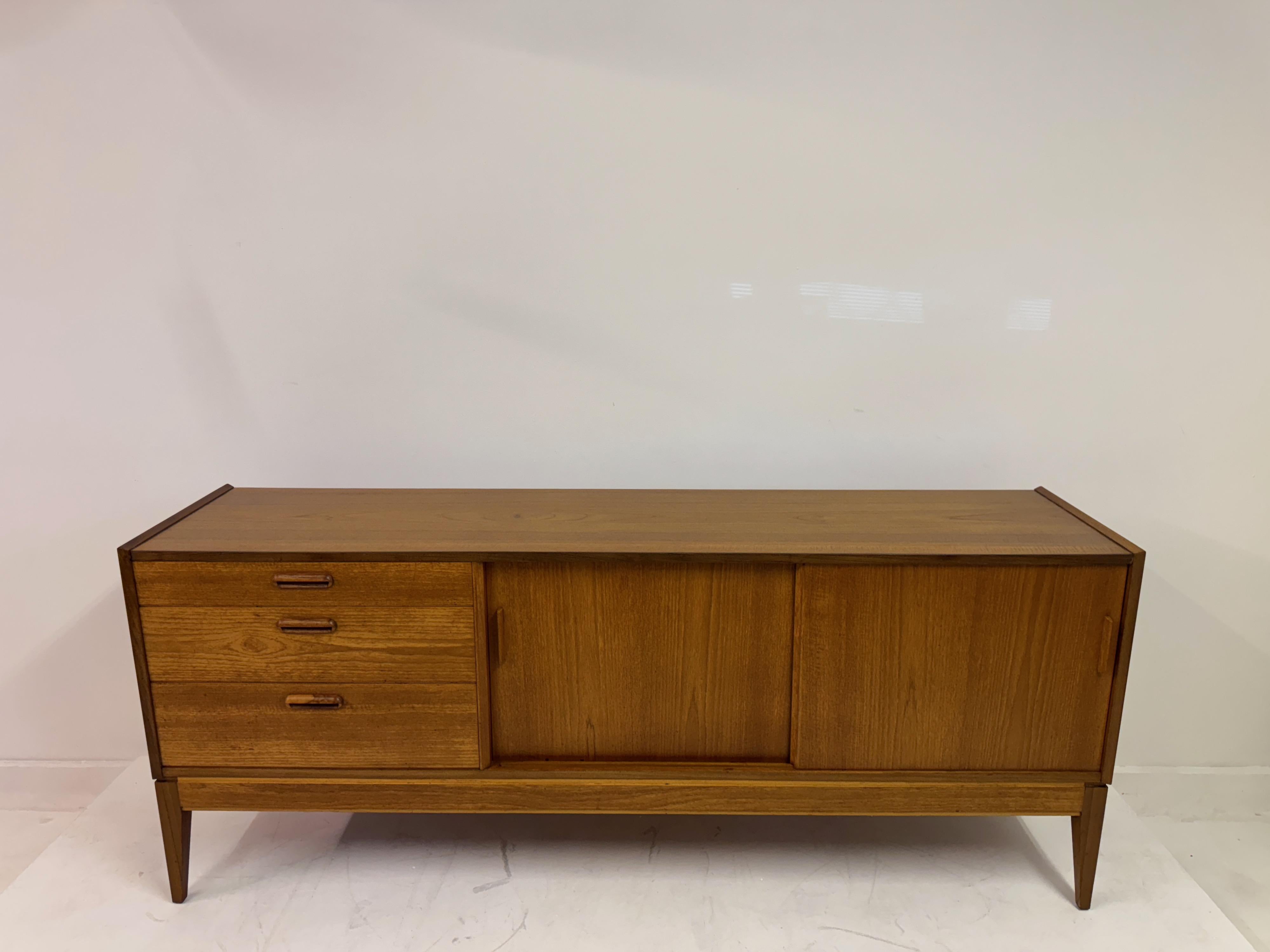 Mid-Century moderno Credenza in teak con ante scorrevoli di Alfred Cox, anni '60 in vendita