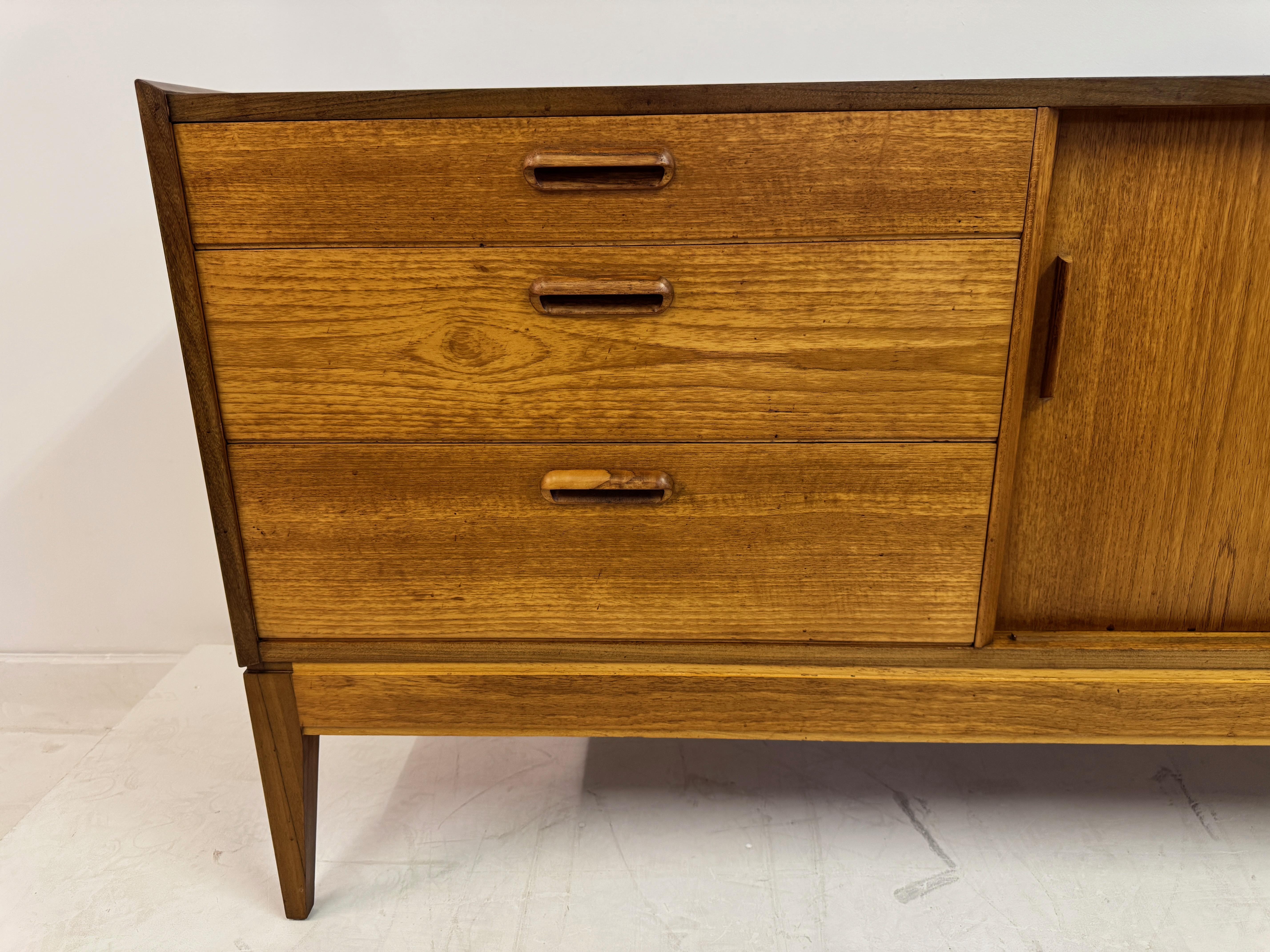 Britannico Credenza in teak con ante scorrevoli di Alfred Cox, anni '60 in vendita