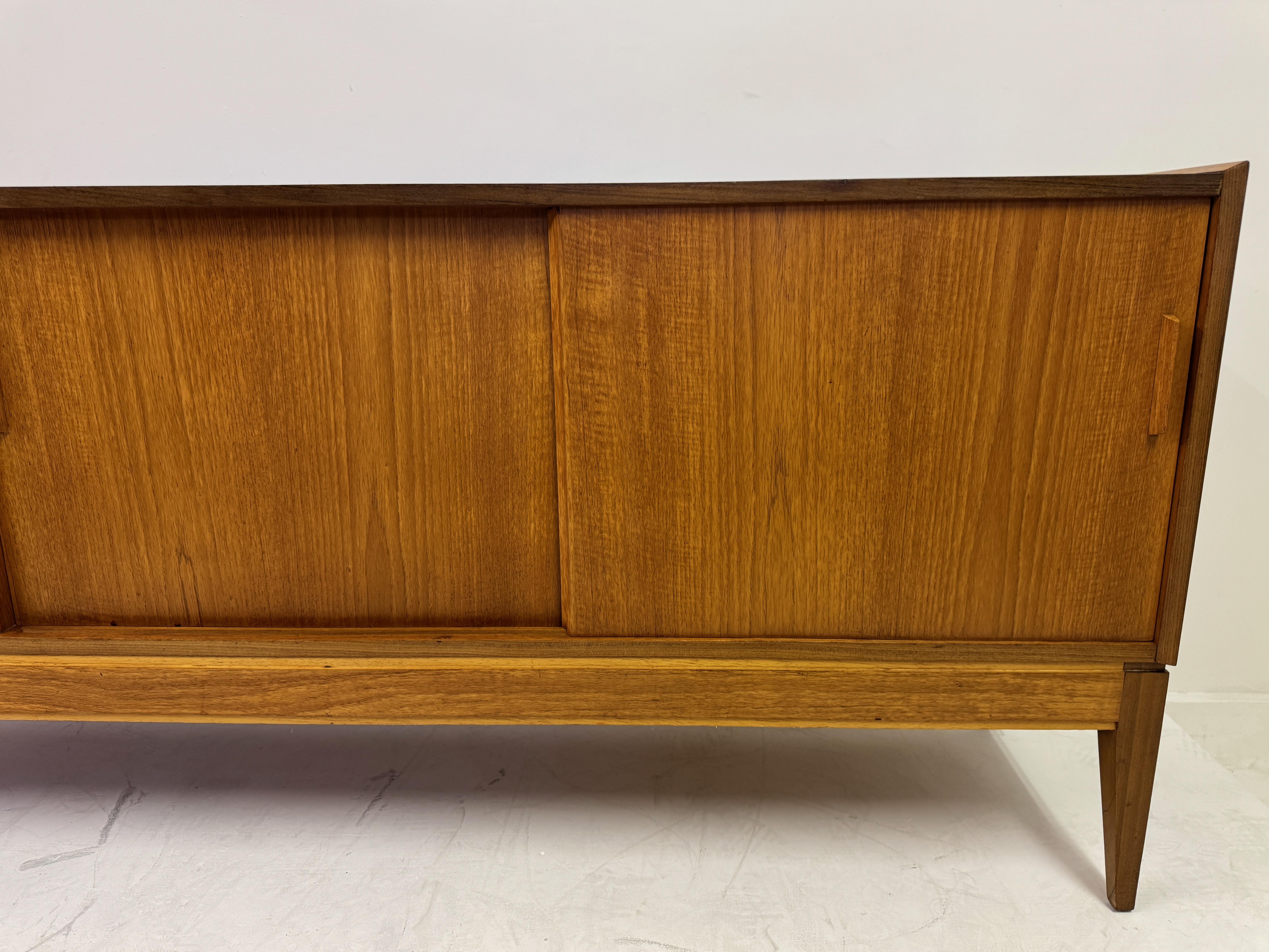 Credenza in teak con ante scorrevoli di Alfred Cox, anni '60 In condizioni buone in vendita a London, London