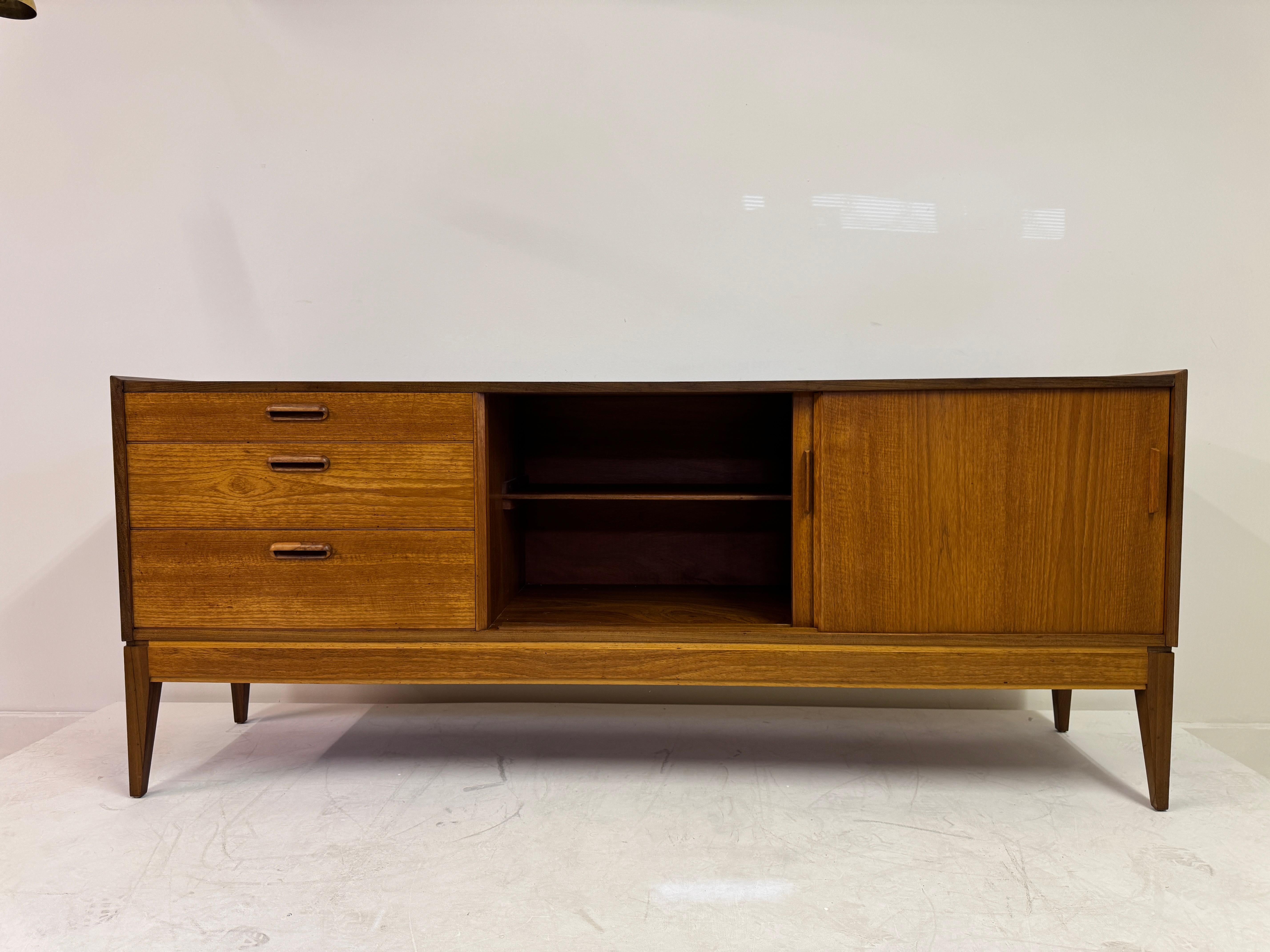XX secolo Credenza in teak con ante scorrevoli di Alfred Cox, anni '60 in vendita