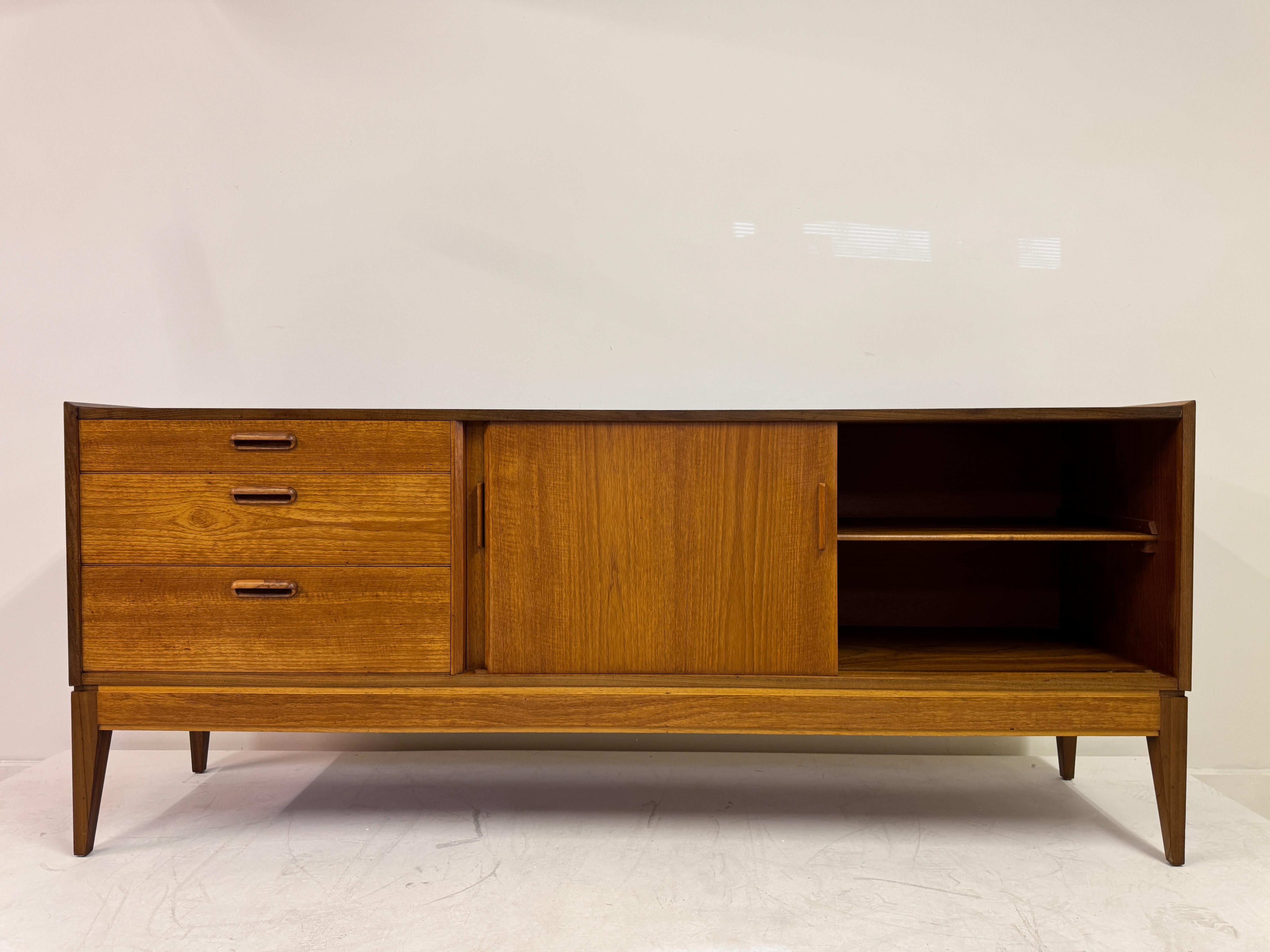 Teak Credenza in teak con ante scorrevoli di Alfred Cox, anni '60 in vendita