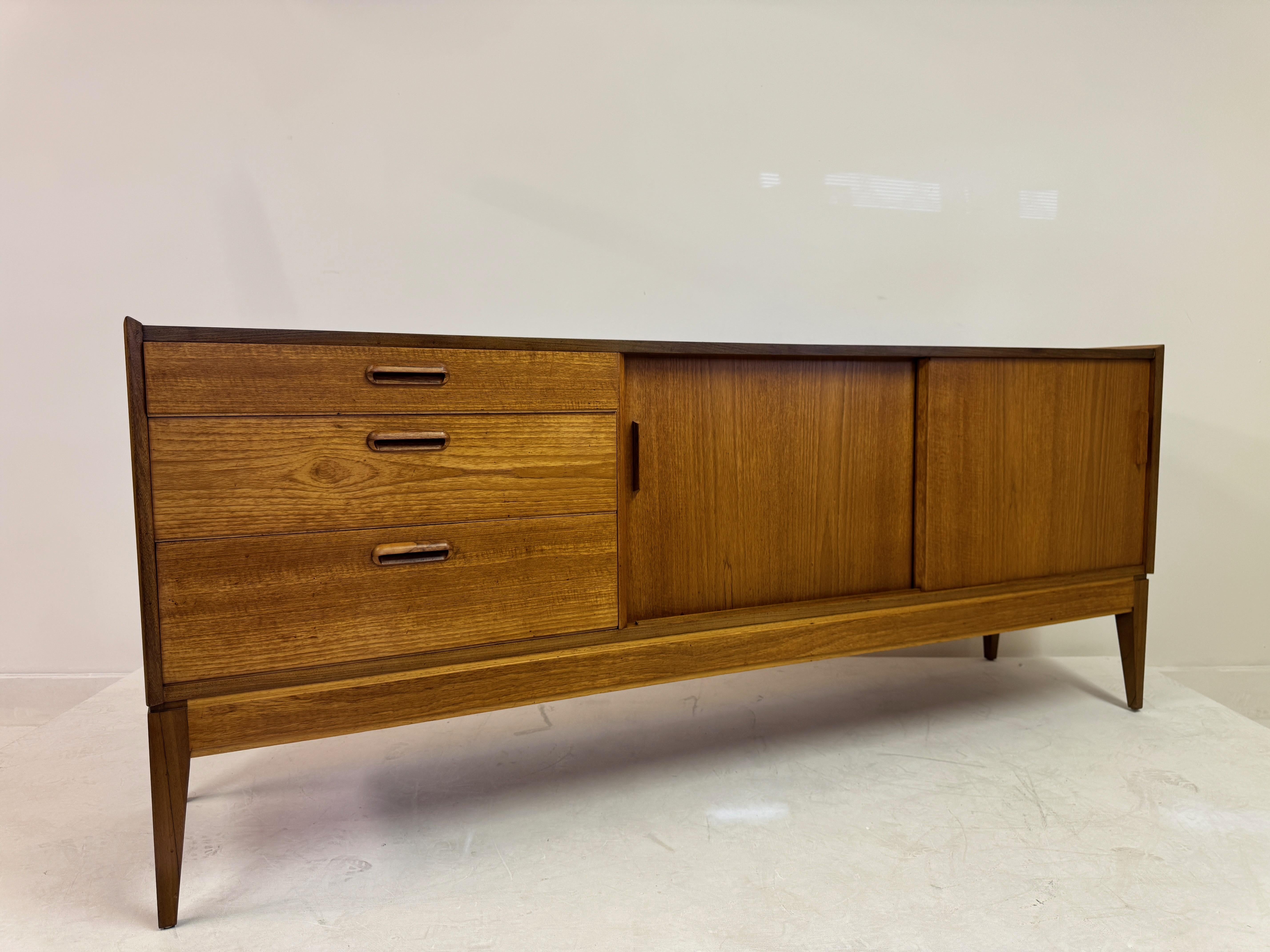 Credenza in teak con ante scorrevoli di Alfred Cox, anni '60 in vendita 1