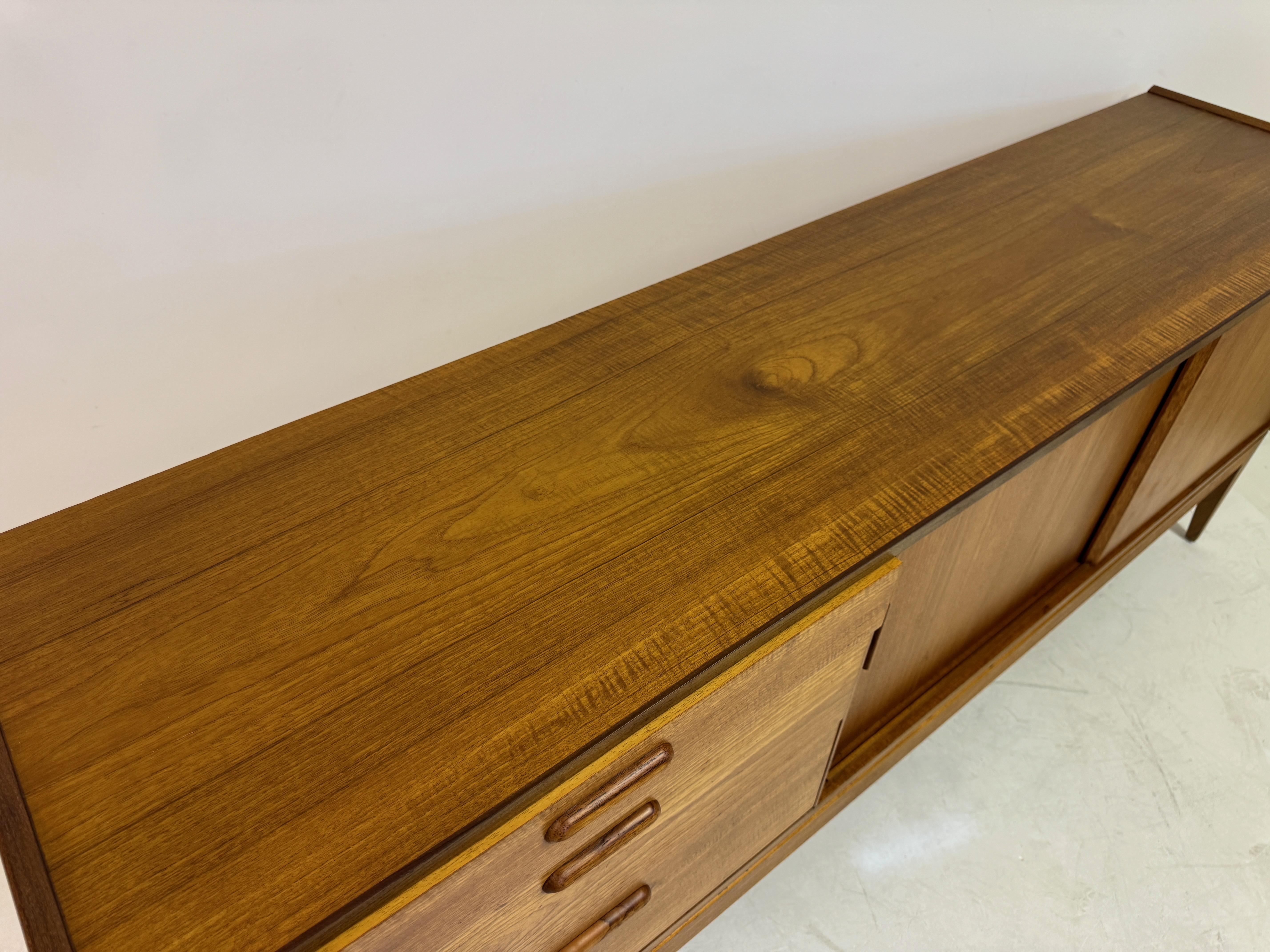 Credenza in teak con ante scorrevoli di Alfred Cox, anni '60 in vendita 2