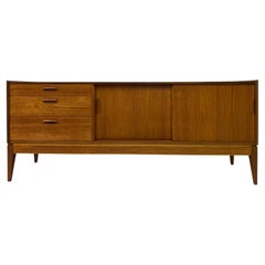 Credenza in teak con ante scorrevoli di Alfred Cox, anni '60