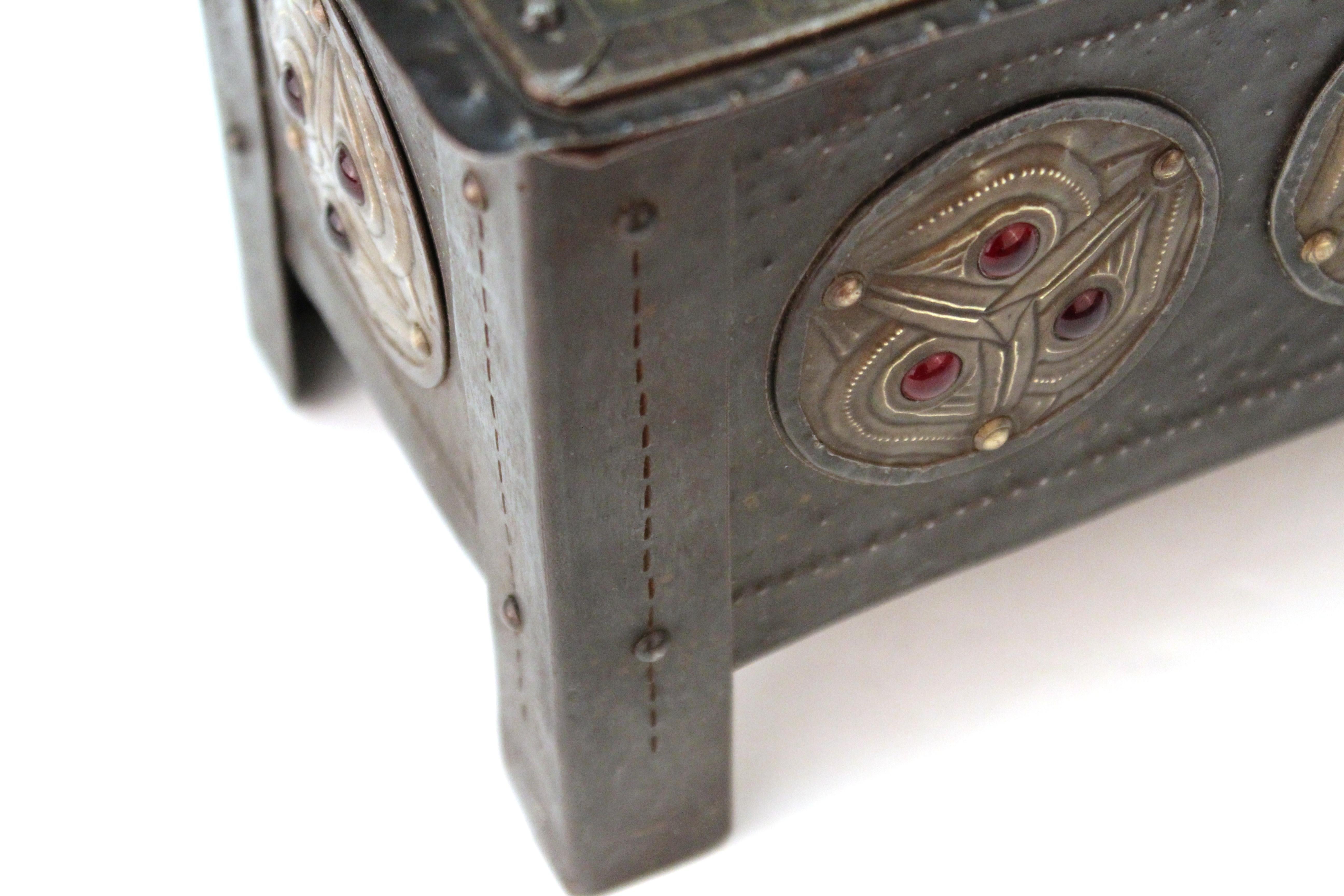 Boîte en métal repoussé ornée de bijoux Art nouveau français Alfred Daguet en vente 6