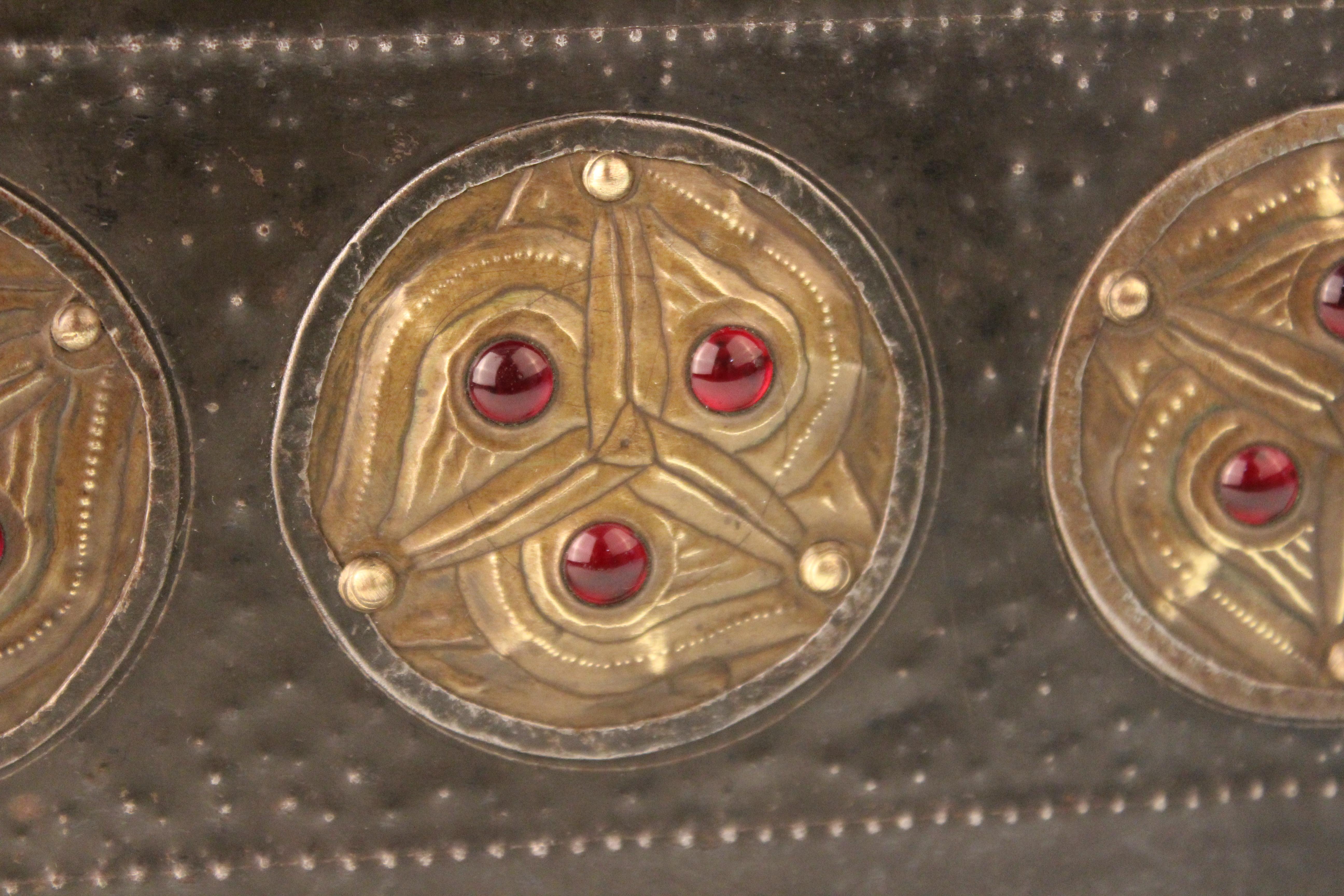 Boîte en métal repoussé ornée de bijoux Art nouveau français Alfred Daguet en vente 7