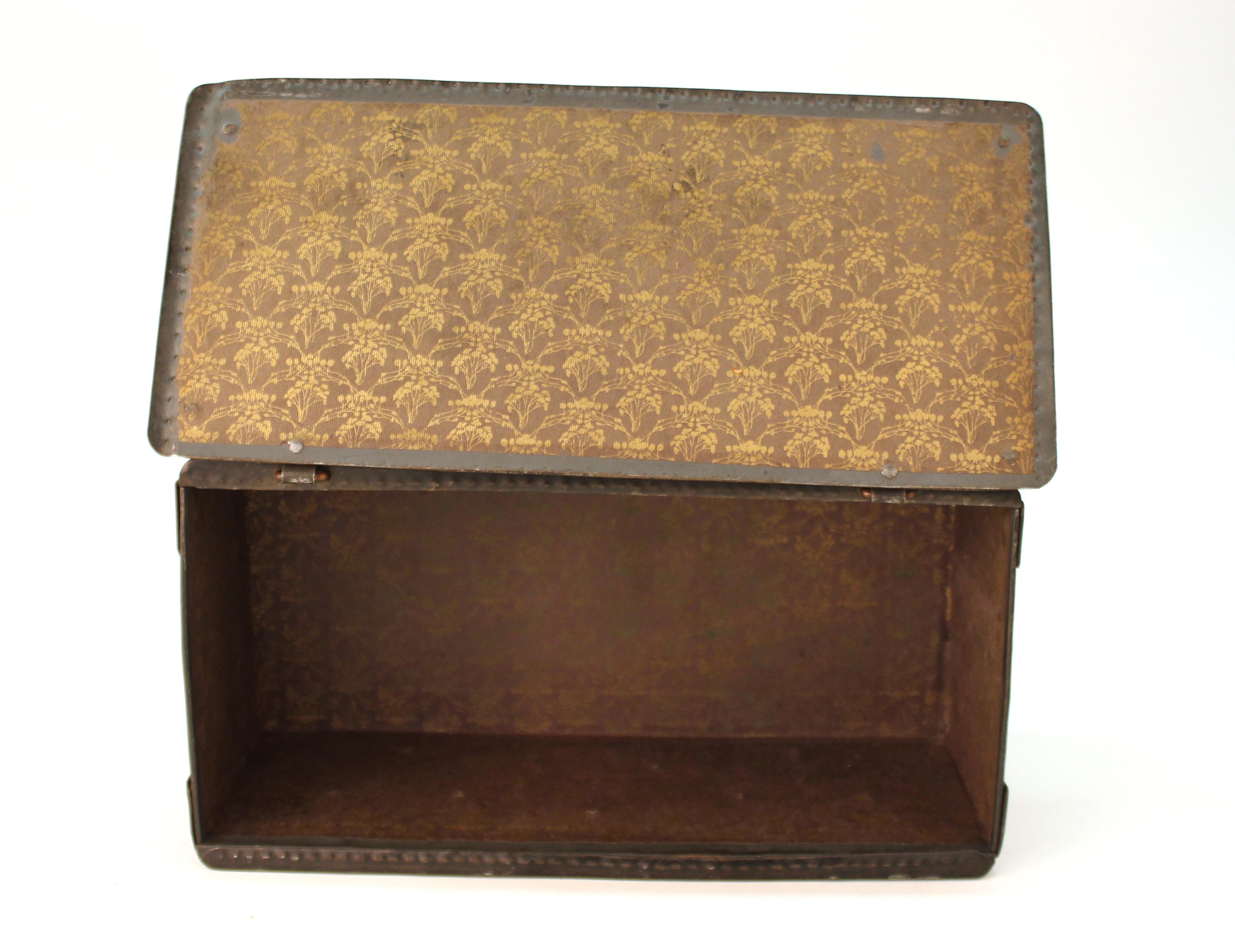 Alfred Daguet French Art Nouveau Jeweled Metal Repousse Box For Sale 9