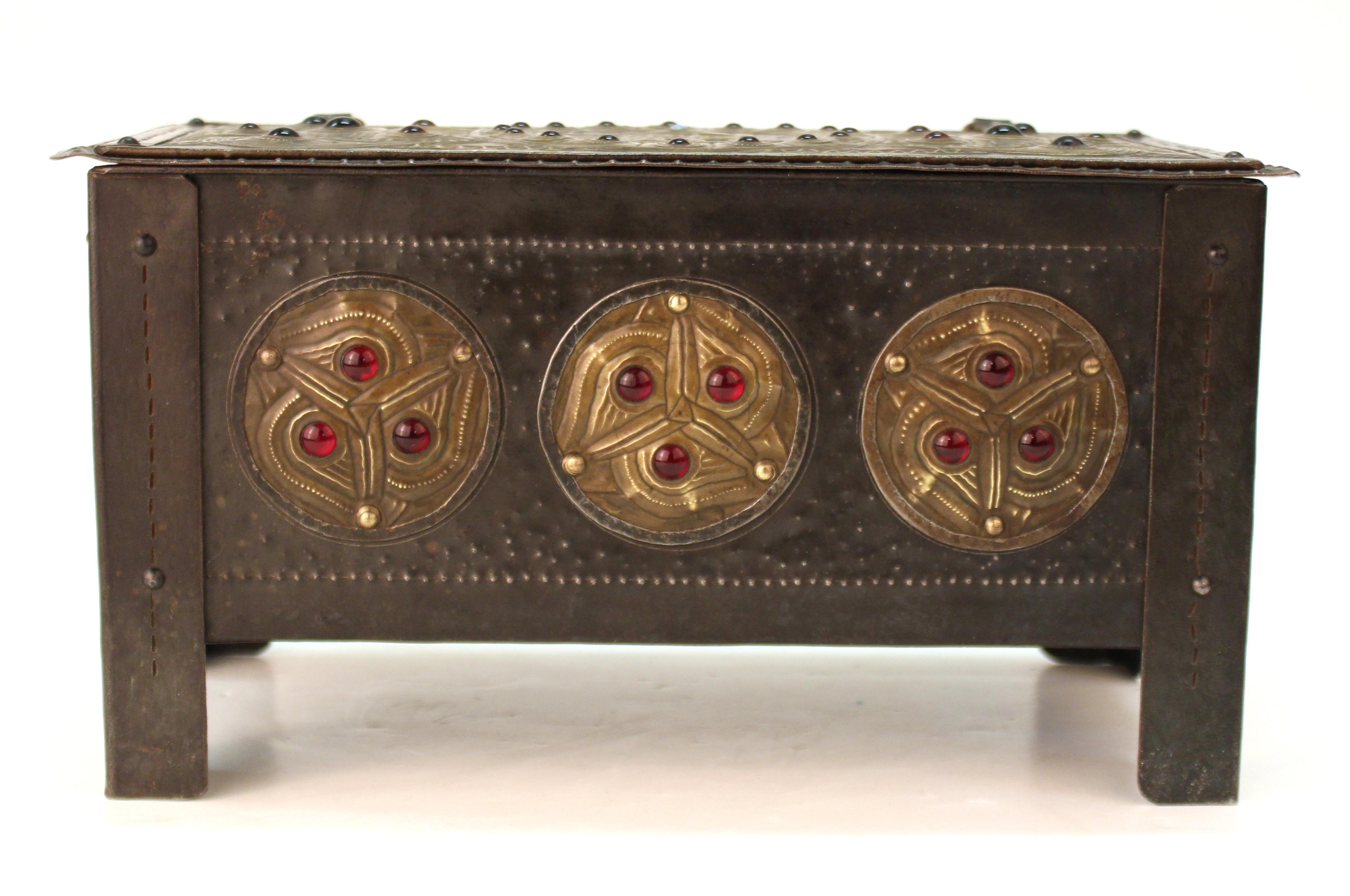 Alfred Daguet French Art Nouveau Jeweled Metal Repousse Box In Good Condition For Sale In New York, NY