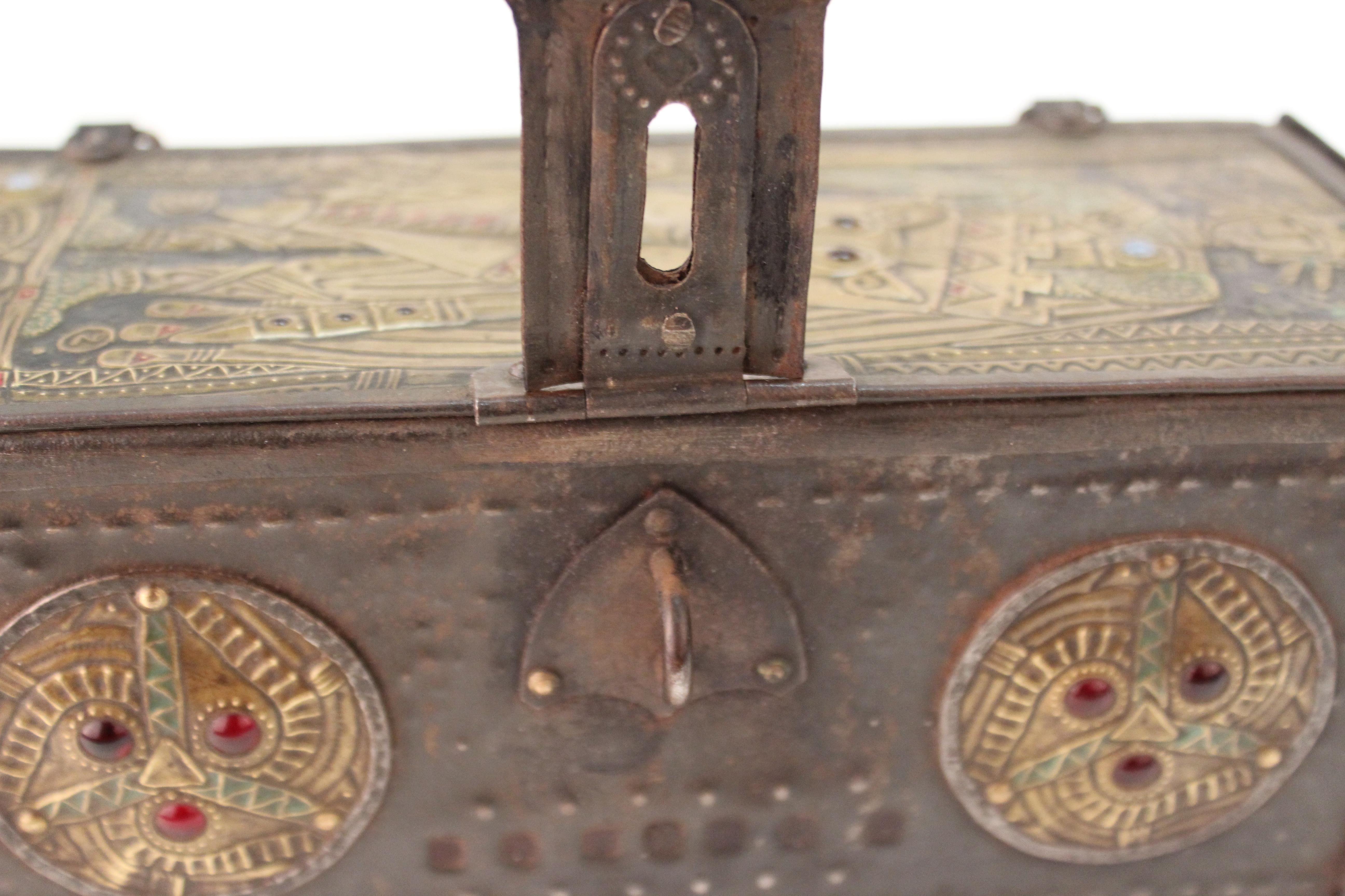 Boîte en métal repoussé Art nouveau français Alfred Daguet avec motif de chevalier et bijoux en vente 10