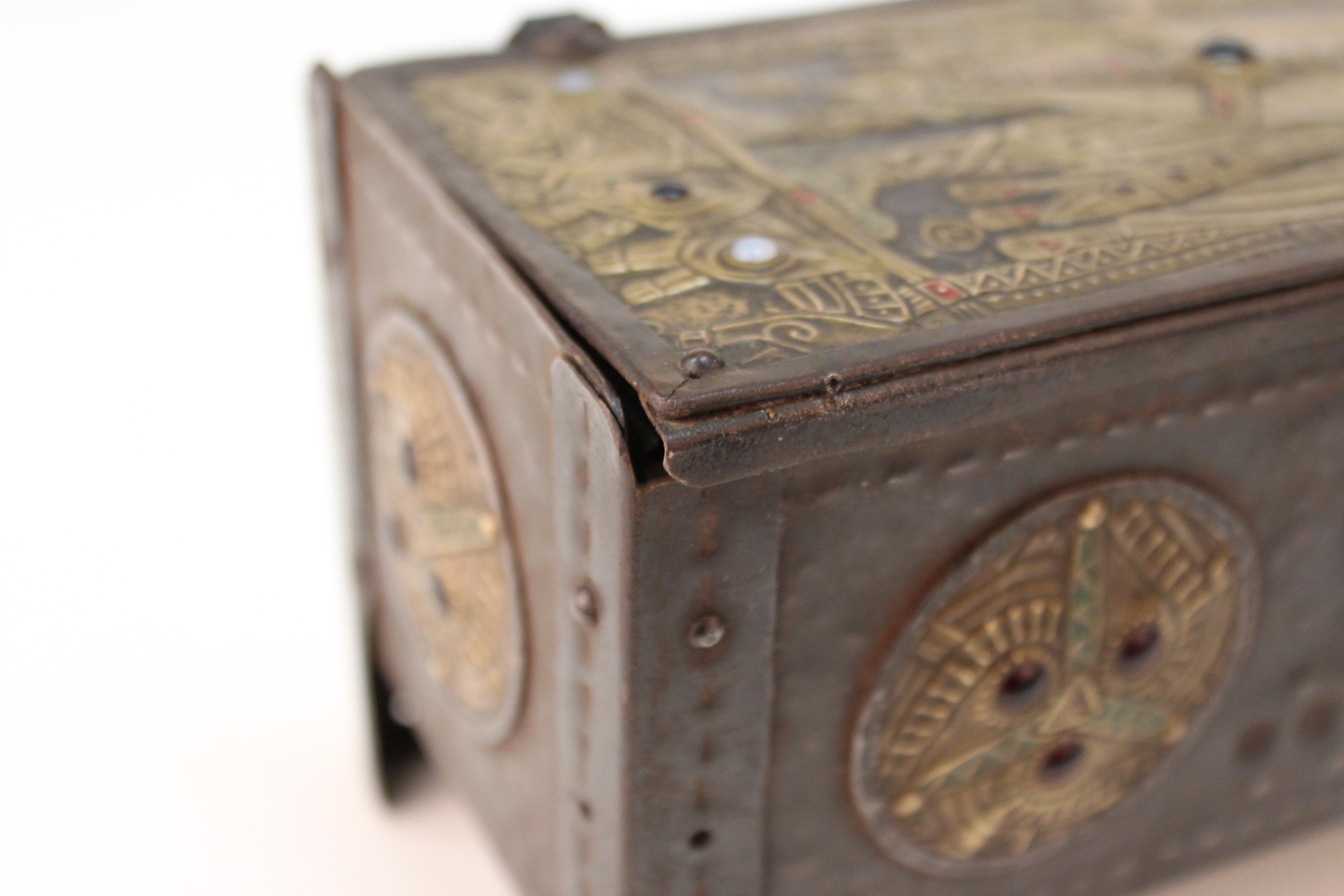 Boîte en métal repoussé Art nouveau français Alfred Daguet avec motif de chevalier et bijoux en vente 11