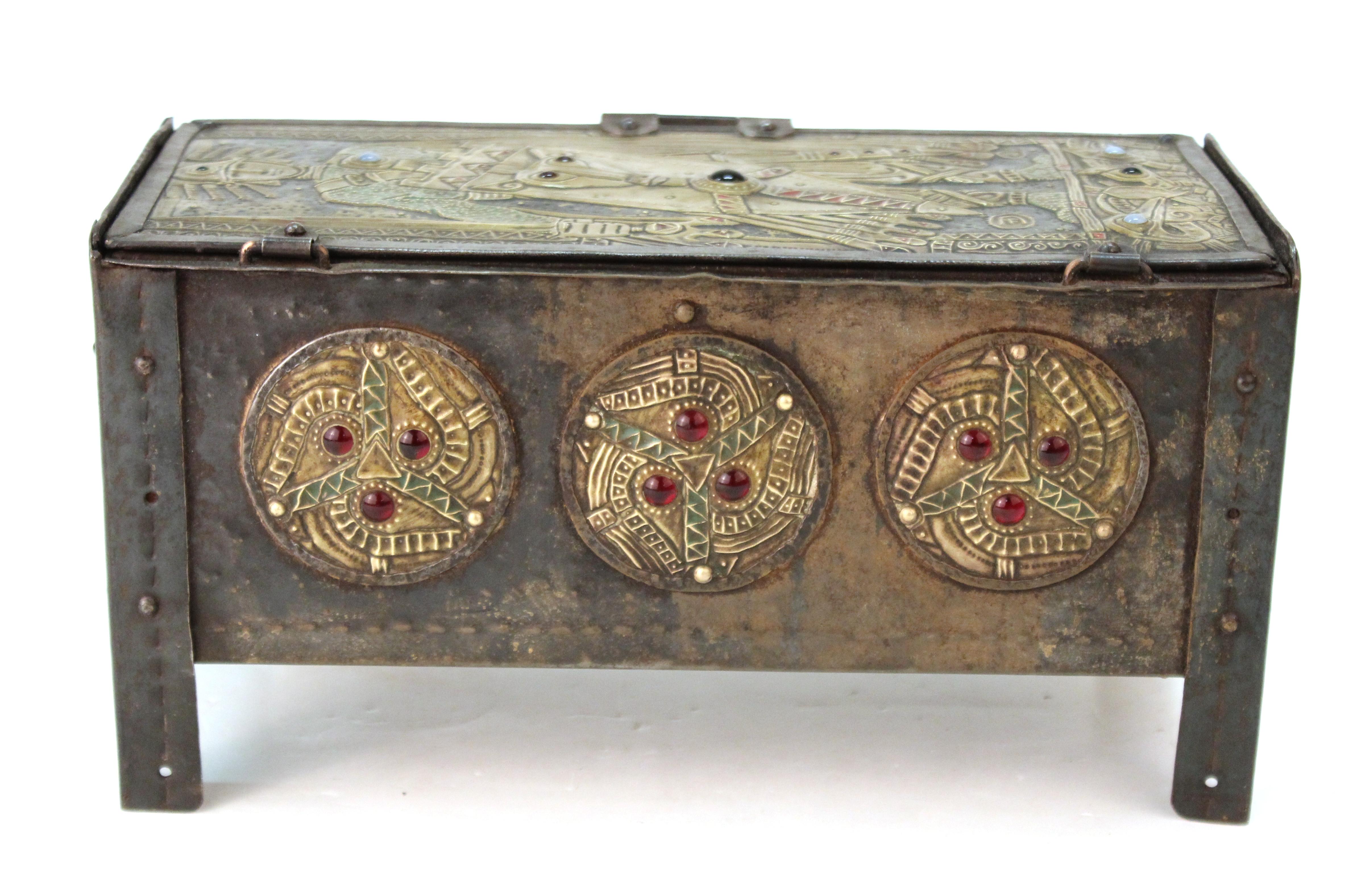 Début du 20ème siècle Boîte en métal repoussé Art nouveau français Alfred Daguet avec motif de chevalier et bijoux en vente