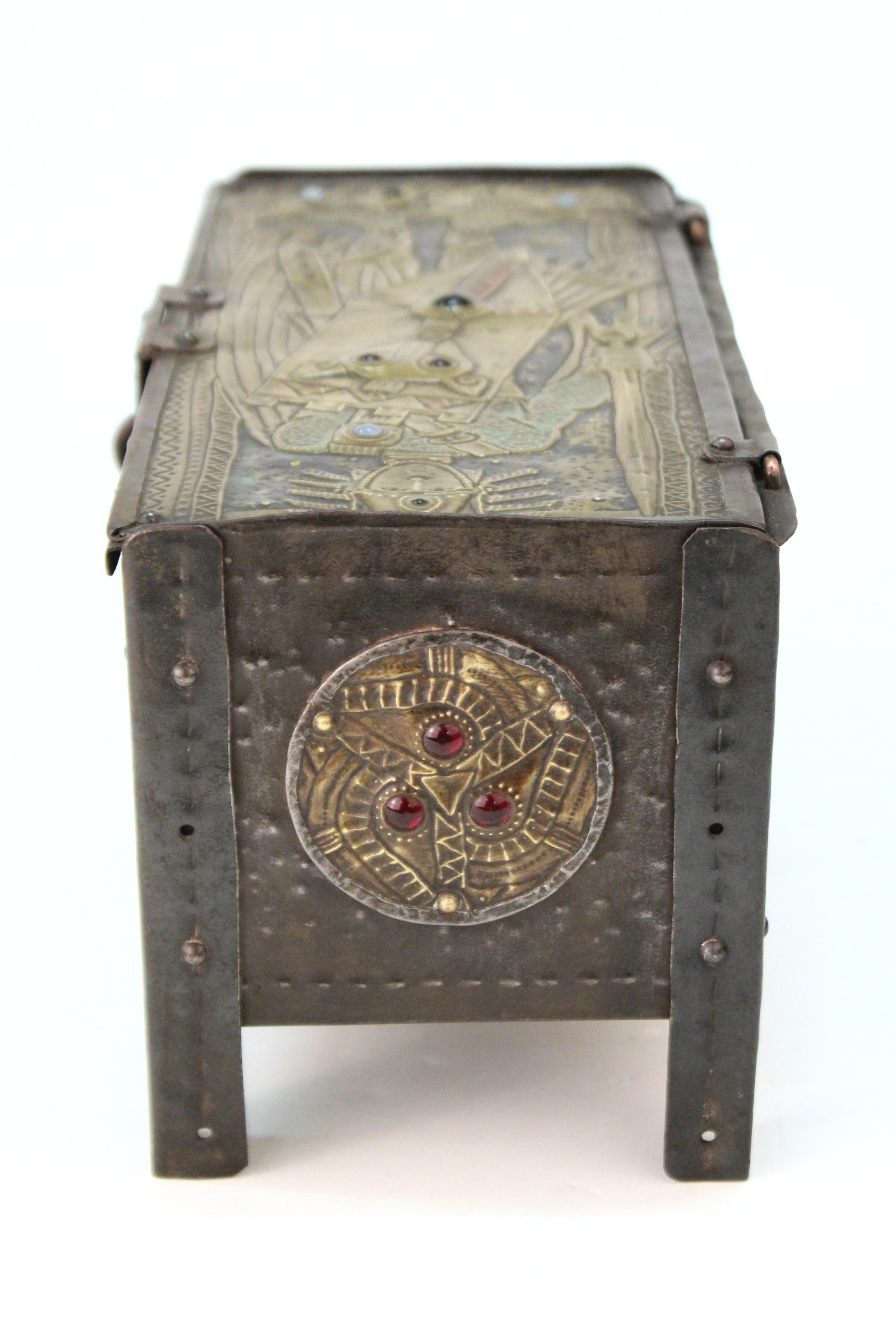 Métal Boîte en métal repoussé Art nouveau français Alfred Daguet avec motif de chevalier et bijoux en vente