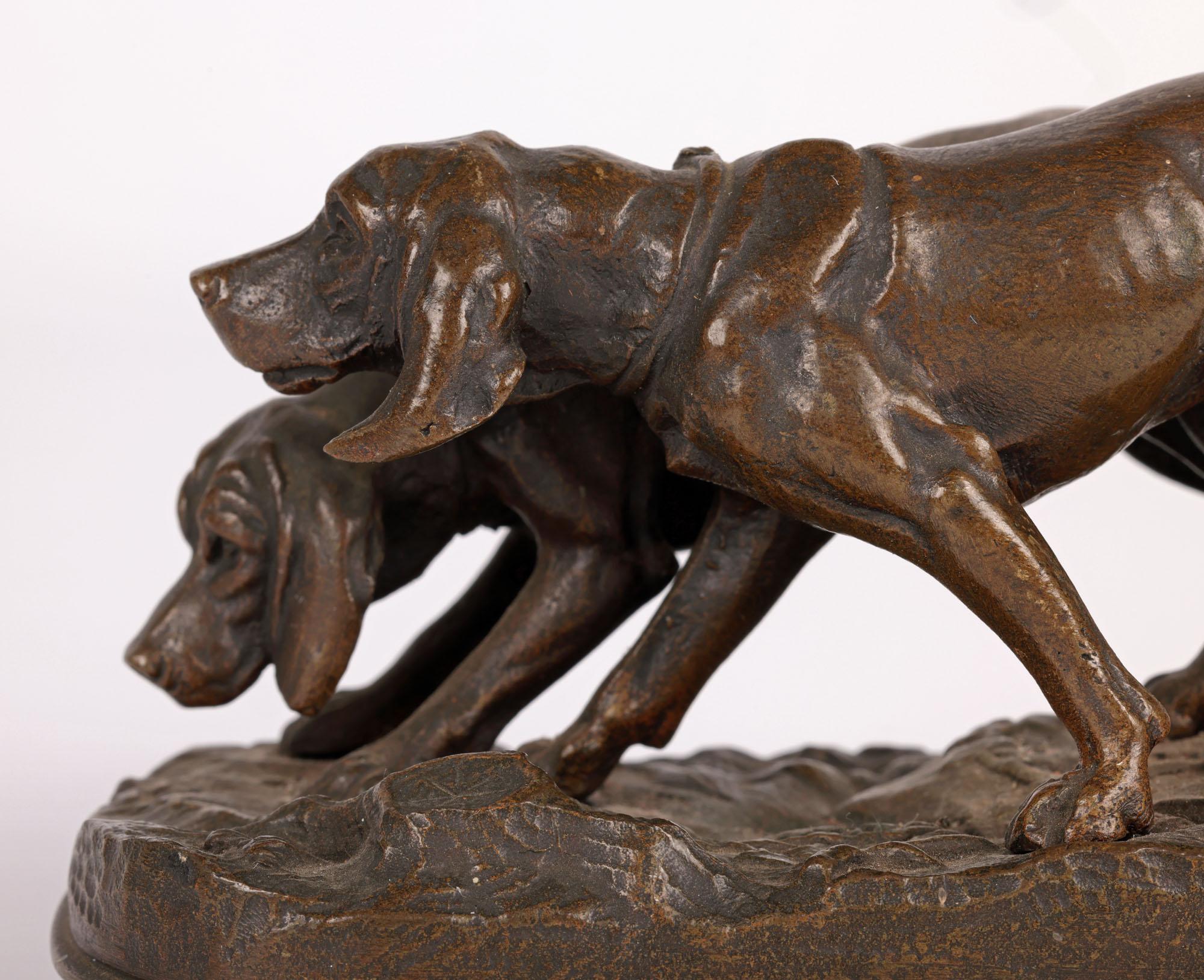 Une superbe sculpture ancienne en bronze représentant deux chiens de chasse, réalisée par le célèbre sculpteur animalier français Alfred Dubucand (1828-1894) et datant d'environ 1880. 
Dubucand est né à Paris et a été l'un des meilleurs élèves