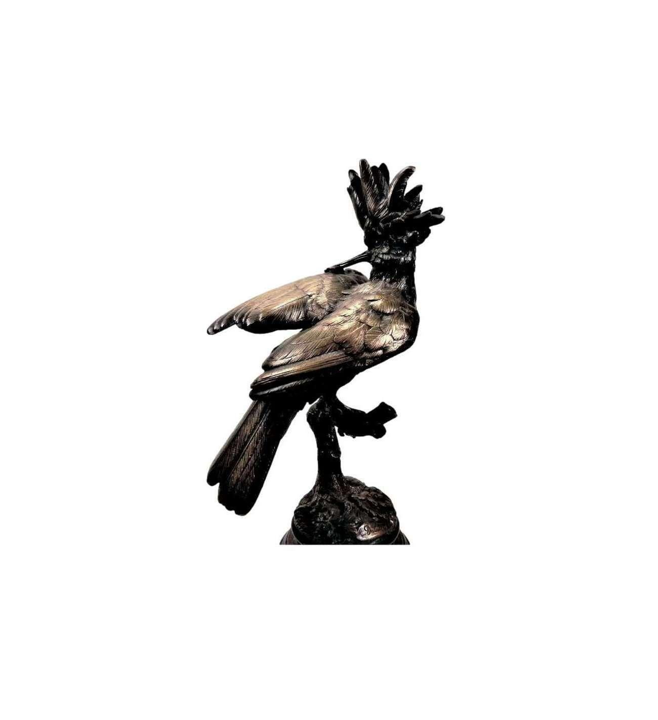 Huppe fasciée arrangeant ses plumes

Une belle qualité, un bronze du dix-neuvième siècle représentant une huppe montée sur un élégant socle par Alfred Dubucand (1828-1894). Modèle rare. Fonte ancienne d'une teinte claire à la limite du jaune très