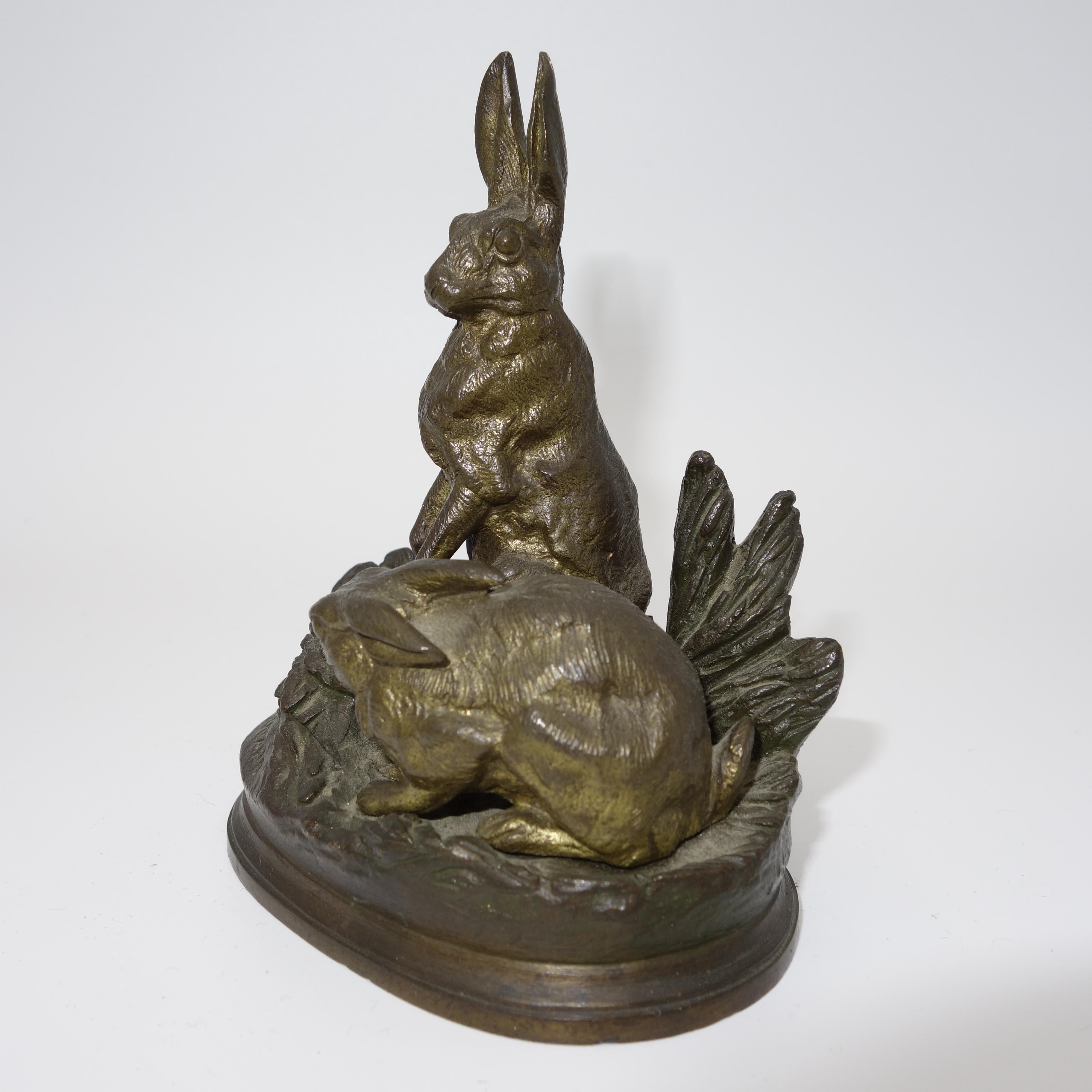 Animalier-Bronze von zwei Haren aus dem 19. Jahrhundert auf naturalistischem Sockel, Frankreich (Gold), Still-Life Sculpture, von Alfred Dubucand