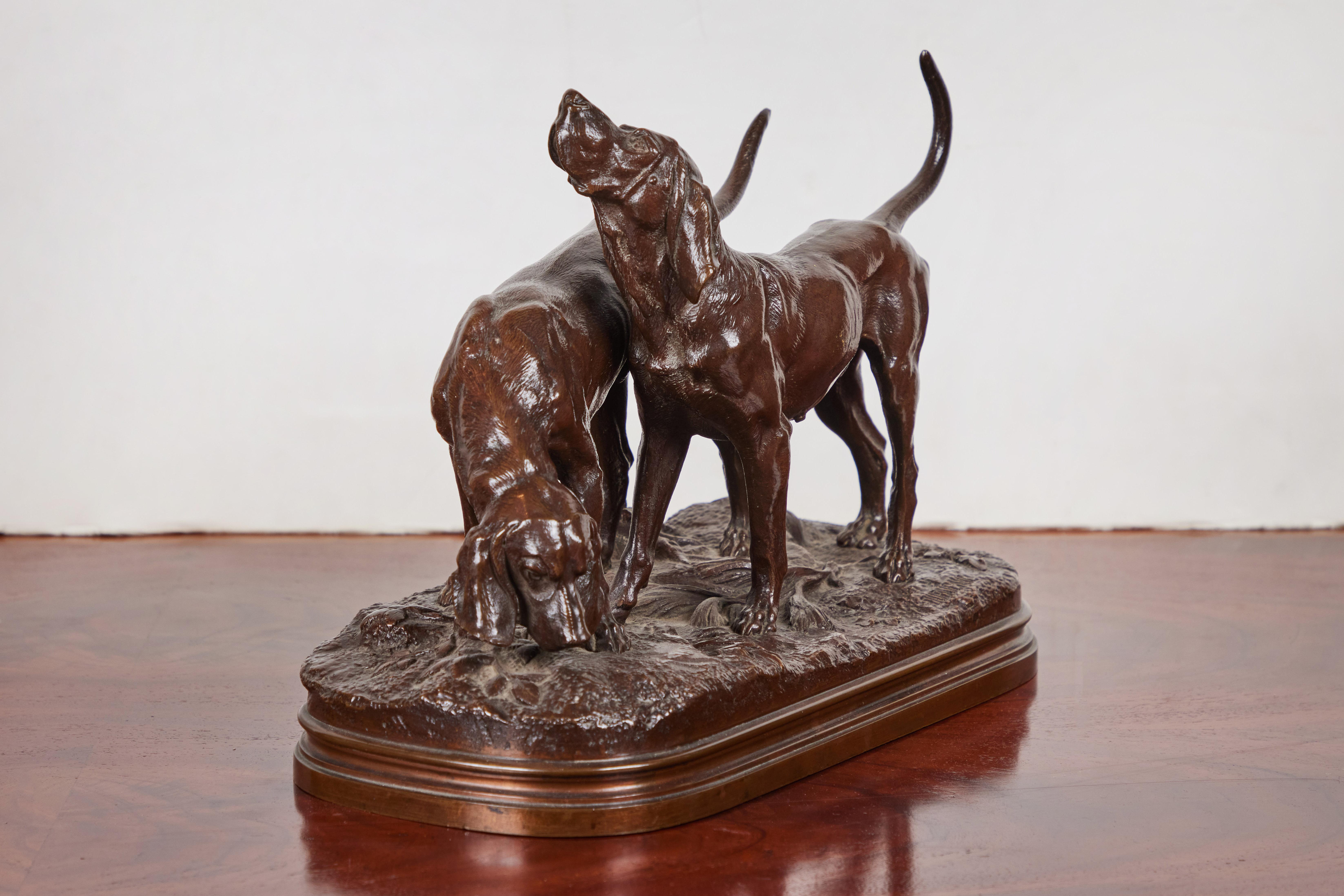 Sculpture en bronze signée représentant un chien de chasse en vente 1