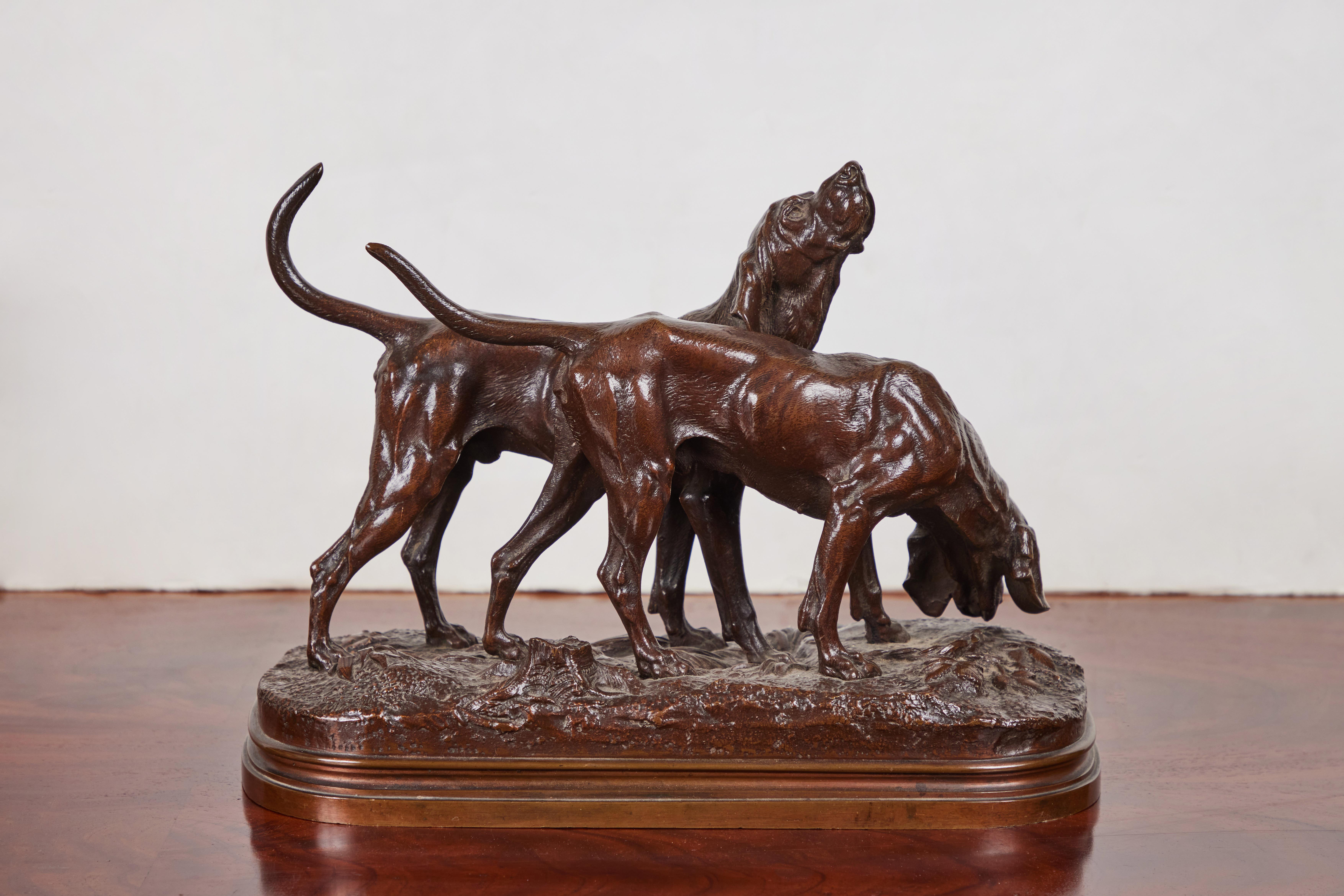 Sculpture en bronze signée représentant un chien de chasse en vente 2