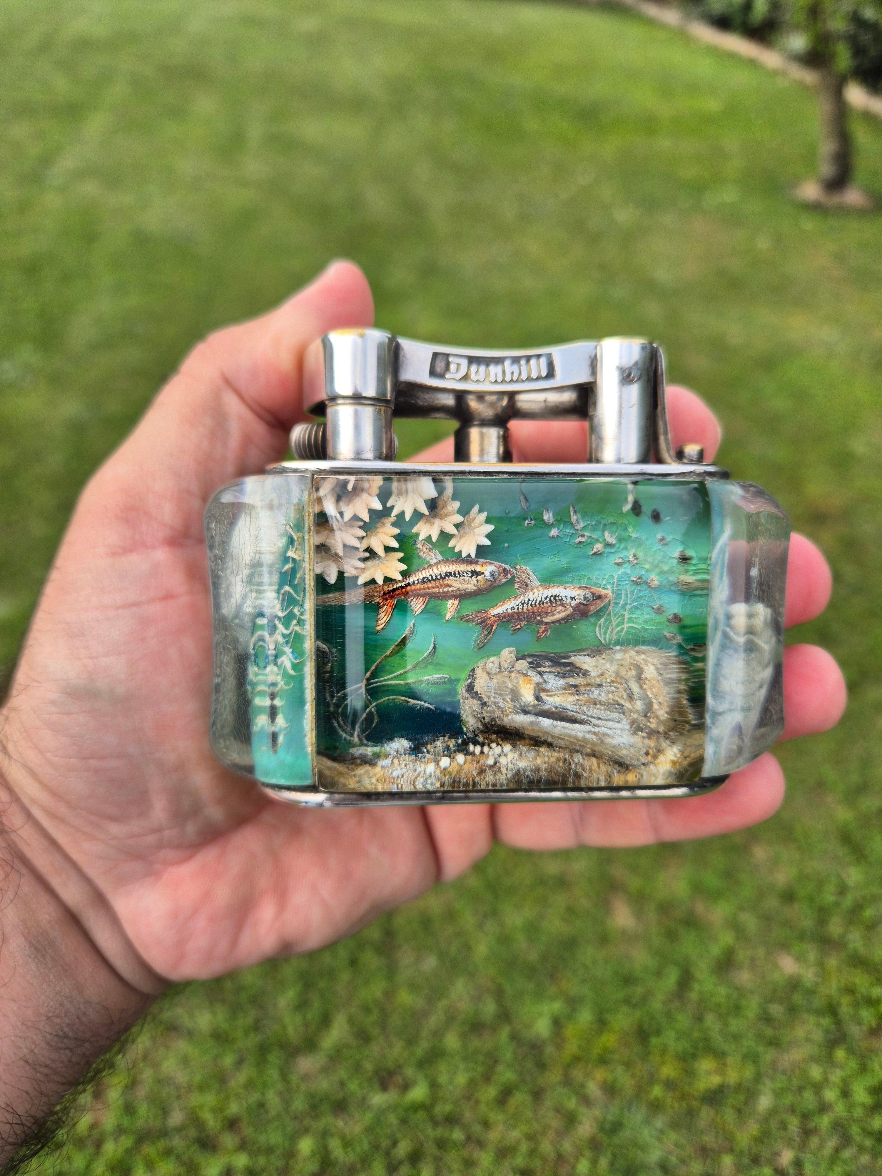 Intagliato a mano ALFRED Dunhill 1949 Desk Aquarium Lift Arm Petrol Lighter Perspex Lucite & Steele in vendita
