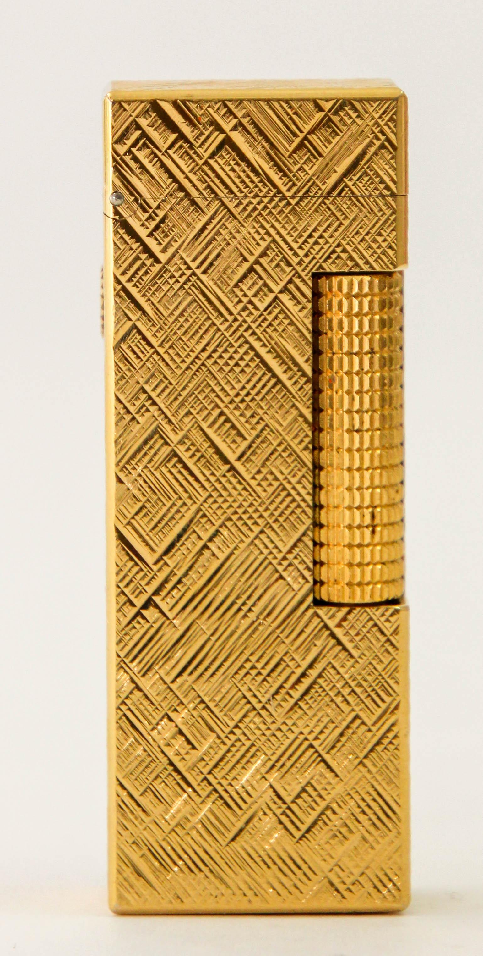 Alfred Dunhill 24K Gold plattiert Feuerzeug Florentine Muster Schweiz 1980 im Angebot 4