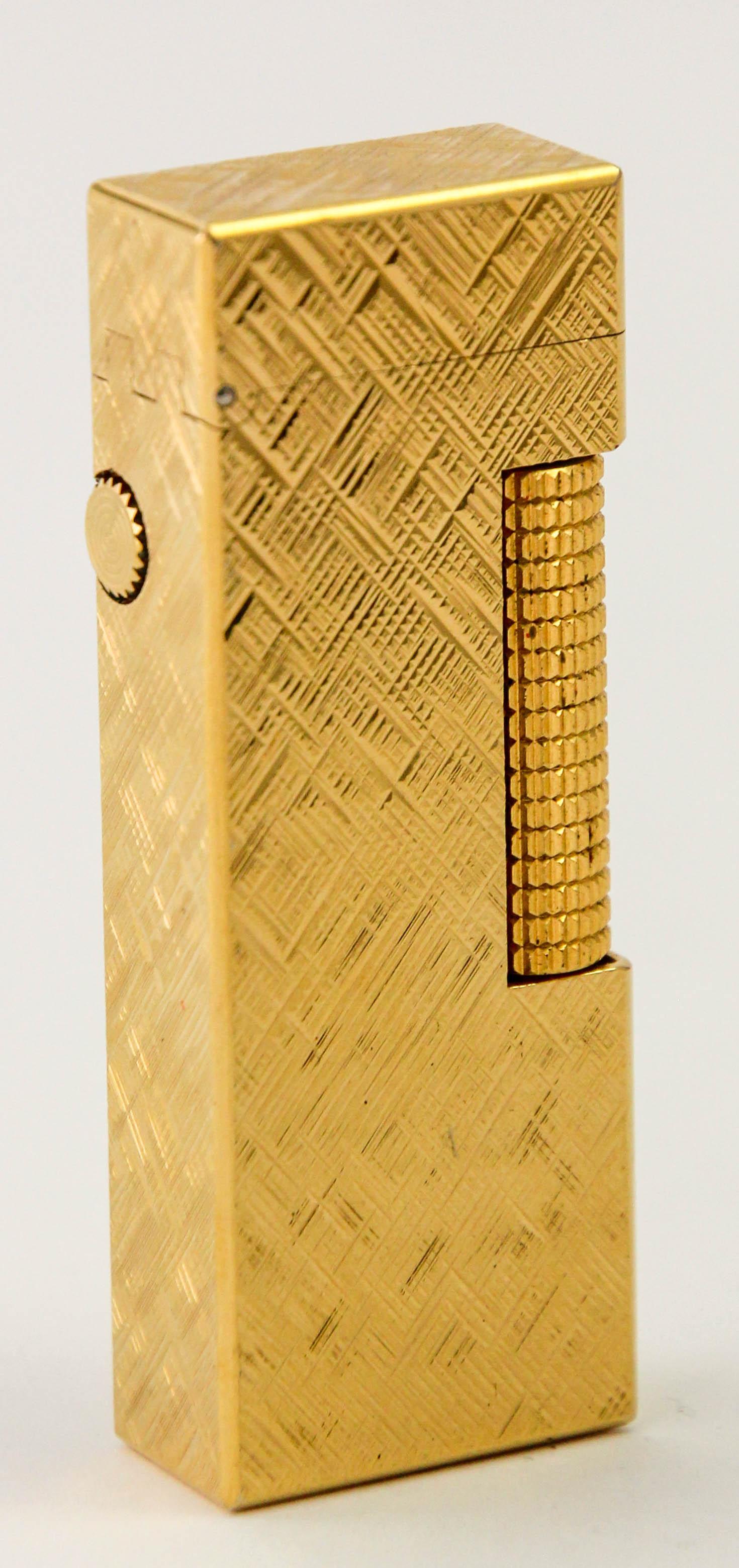 Rare Vintage Iconic Alfred Dunhill Gold Plated Lighter made in Switzerland.Ce magnifique Dunhill Rollagas 24k Gold Plated Florentine Pattern Lighter a été fabriqué dans les années 1980. Il s'agit d'un très bel exemple de la série des Rollagas