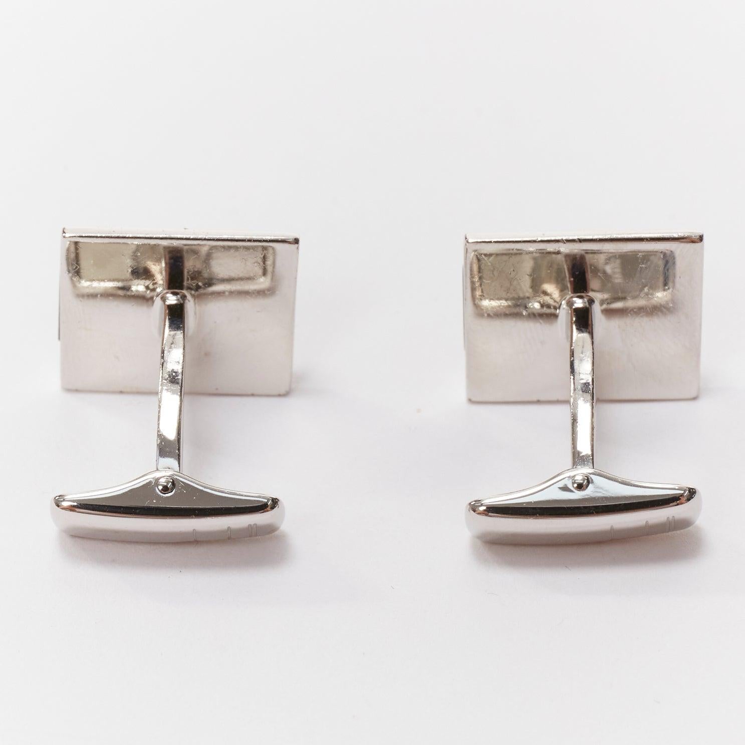 ALFRED DUNHILL 925 steel holographic mosaic tile split logo cufflinks
Reference: YIKK/A00052
Brand: Alfred Dunhill
Material: Metal
Color: Silver, Multicolour
Pattern: Solid
Closure: Clip On
Lining: Silver Metal

CONDITION:
Condition: Good, this item