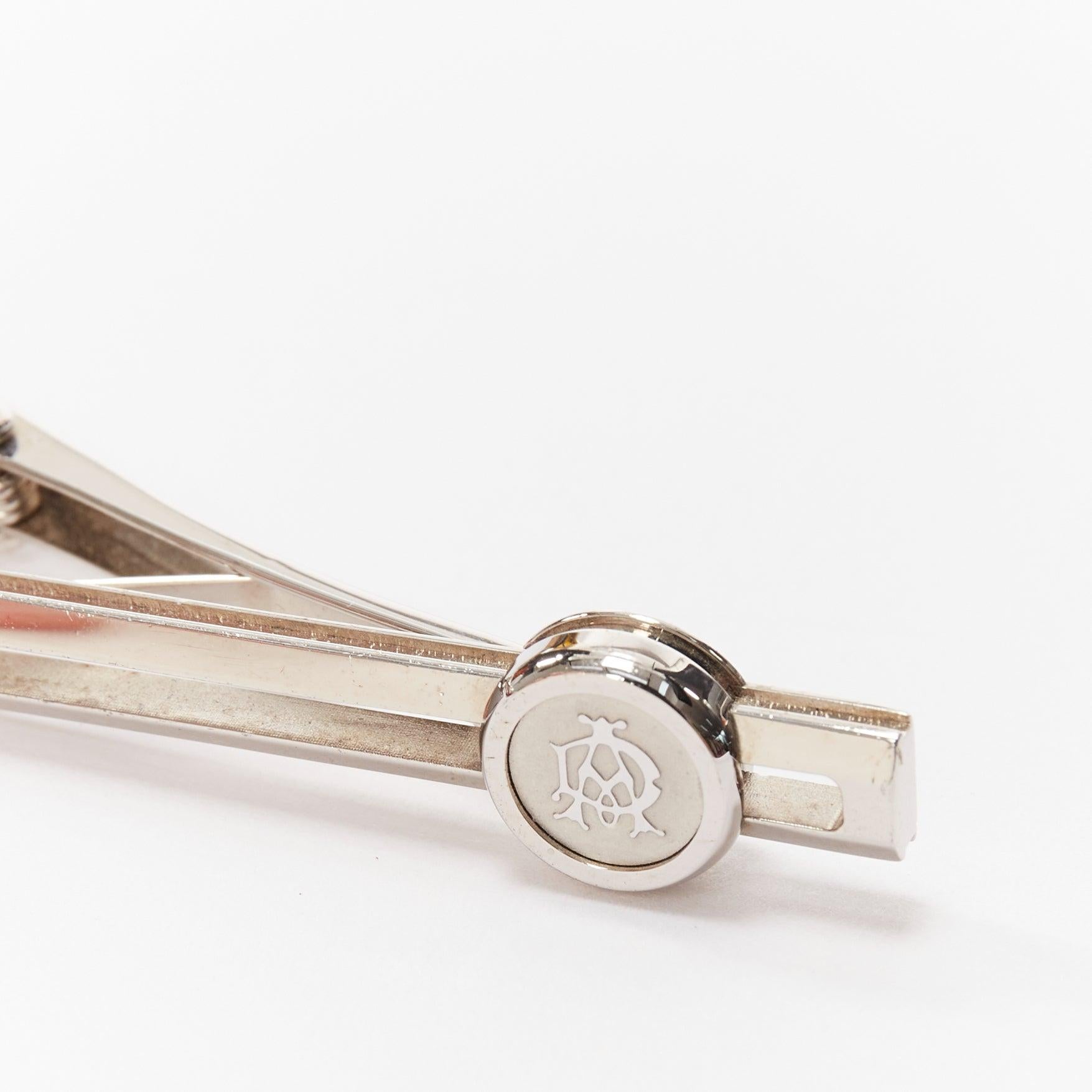 Fermacravatta singolo con logo ADS in argento 925 ALFRED Dunhill
Riferimento: YIKK/A00054
Marchio: Alfred Dunhill
Materiale: Metallo
Colore: Argento
Modello: Tinta unita
Chiusura: Clip On
Fodera: Metallo argentato
Dettagli extra: Logo ADS anche sul