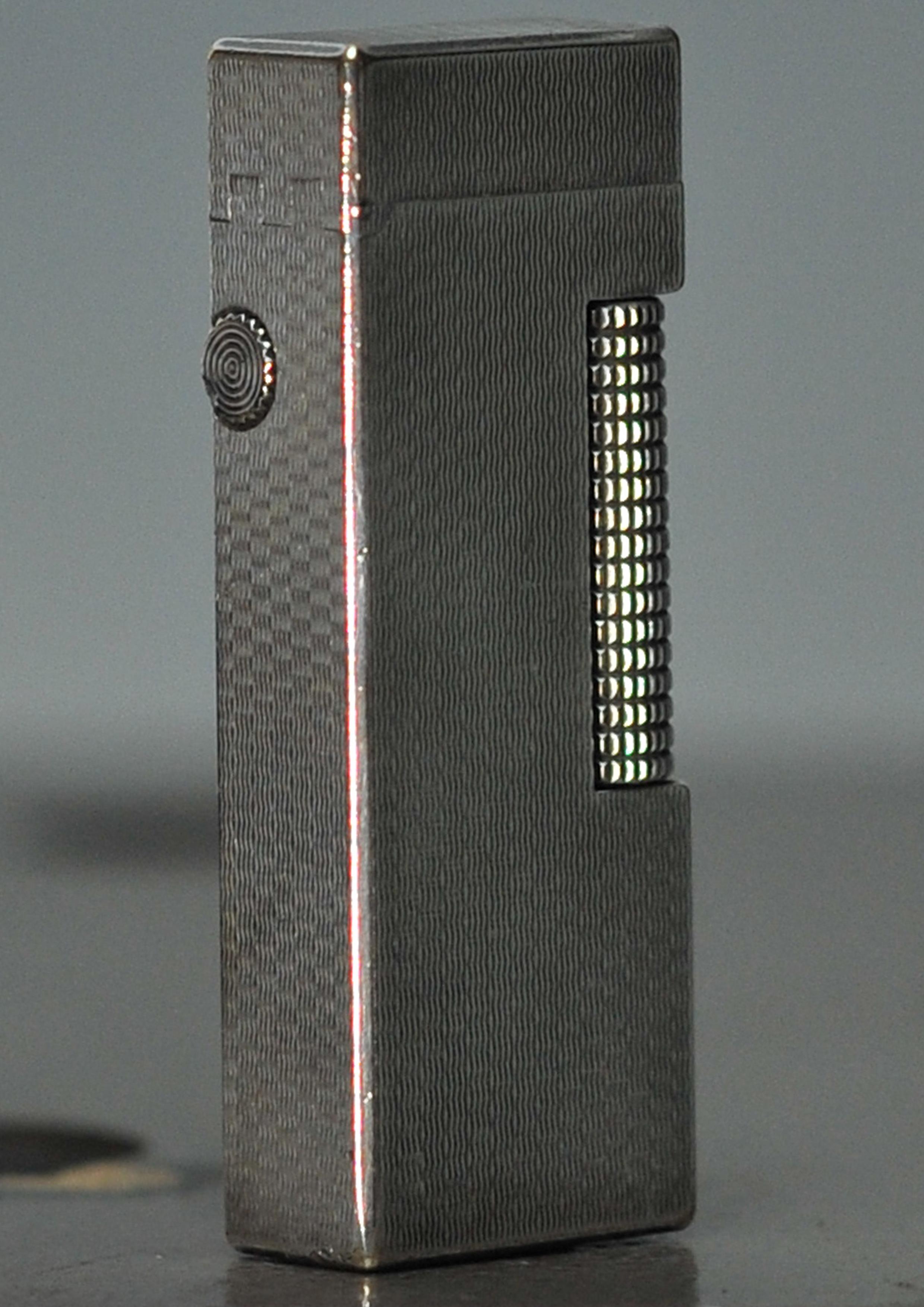 Chrome Alfred Dunhill Briquet Engine Turned Rollagas Cigarette Lighter avec Dunhill Box en vente