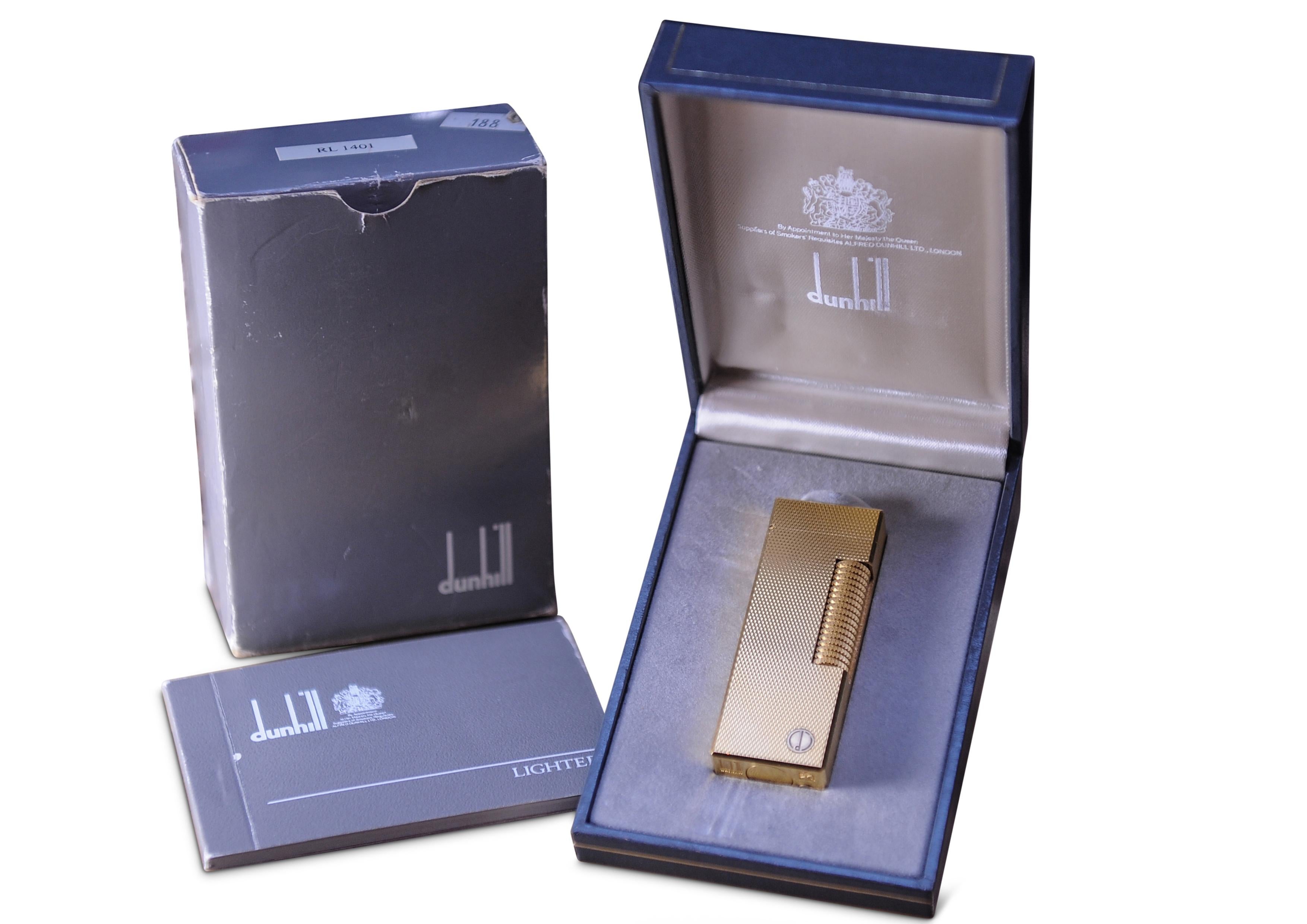 Alfred Dunhill Briquet Rollagas Zigarettenanzünder

Vintage boxed Dunhill Feuerzeug mit Broschüre beim Kauf 1988 gestempelt
Dunhill und Swiss Made auf dem Sockel gestempelt

