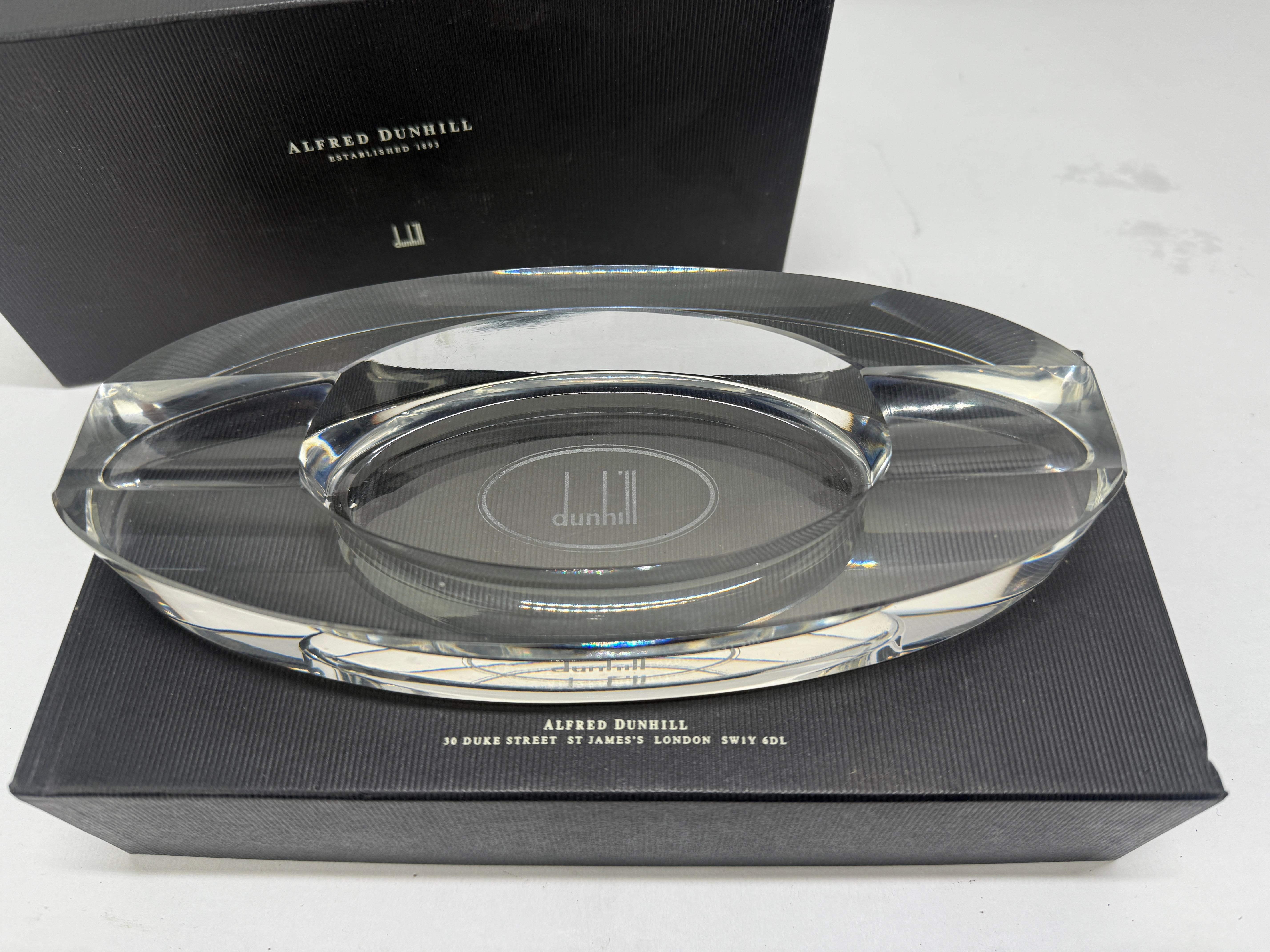 Alfred Dunhill Ovaler Aschenbecher aus geschliffenem Kristall mit Originalverpackung (Moderne) im Angebot