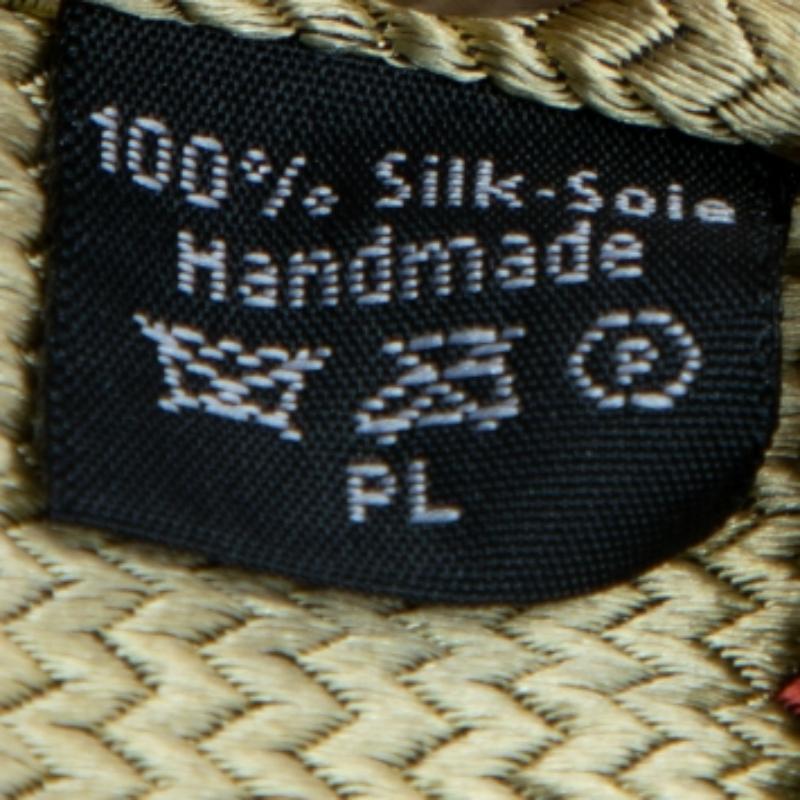 Alfred Dunhill Gold Chevron Jacquard-Seidenkrawatte im Zustand „Hervorragend“ im Angebot in Dubai, Al Qouz 2