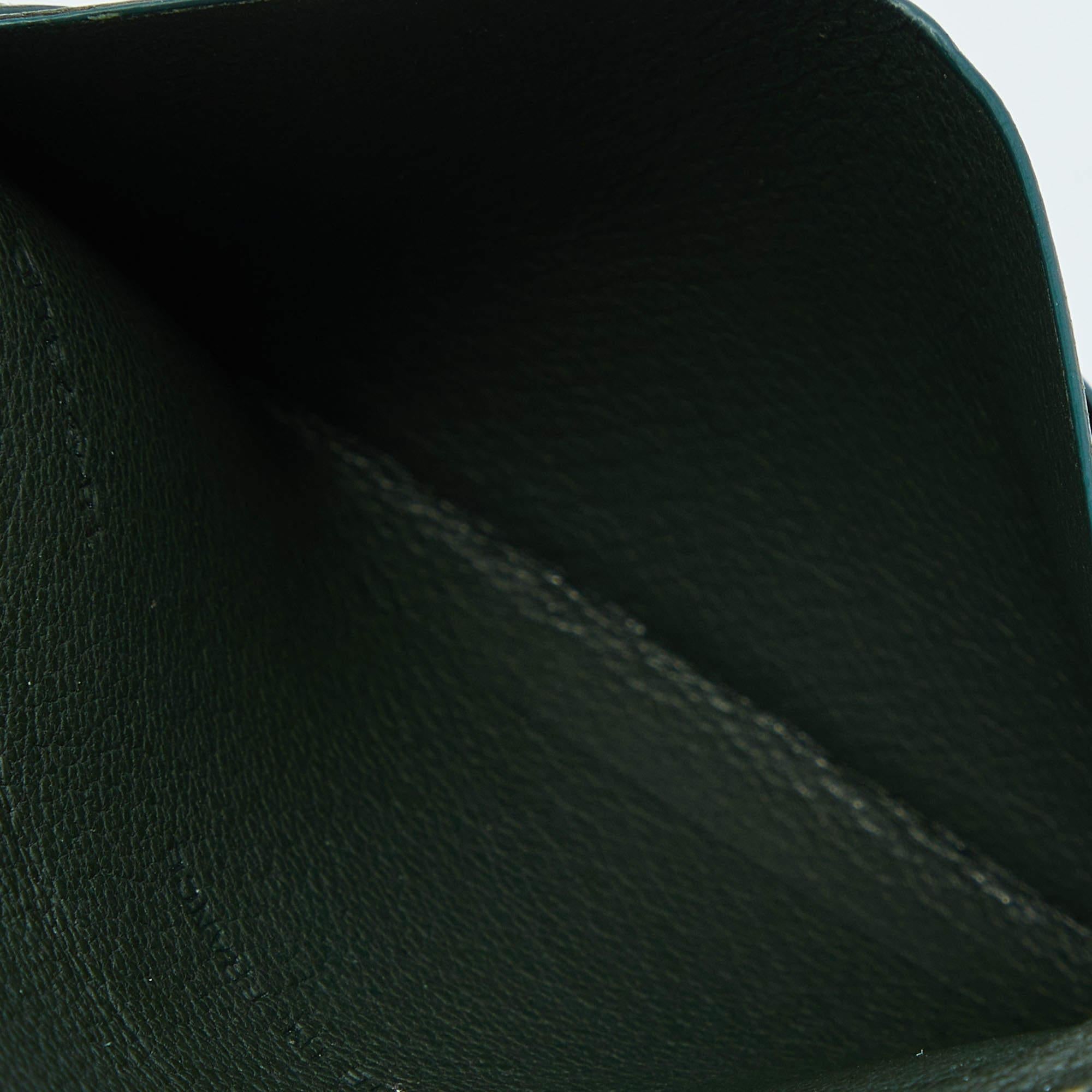 Conveniently designed for everyday use  this card holder is from Alfred Dunhill. Crafted from green leather  the piece flaunts the brand logo and an envelope flap.