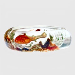 Bangle con pesce d'acquario intagliato al contrario in lucite di Alfred Dunhill