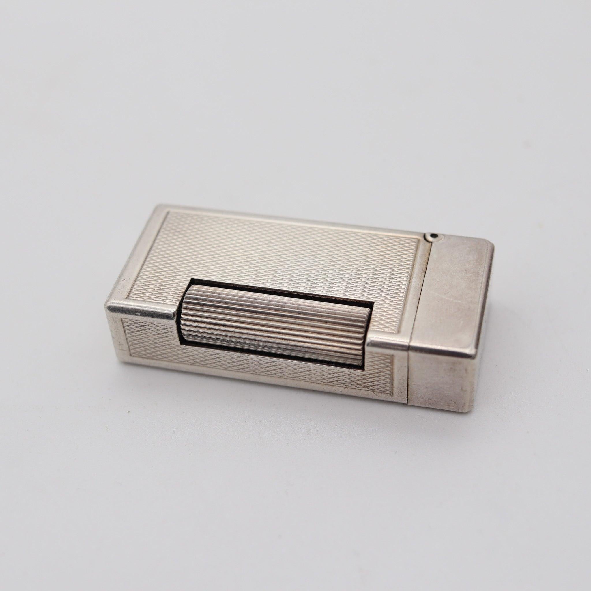 ALFRED DUNHILL Paris 1960 Short Automatique Rollalite Petrol Pocket Lighter In Good Condition For Sale In Miami, FL