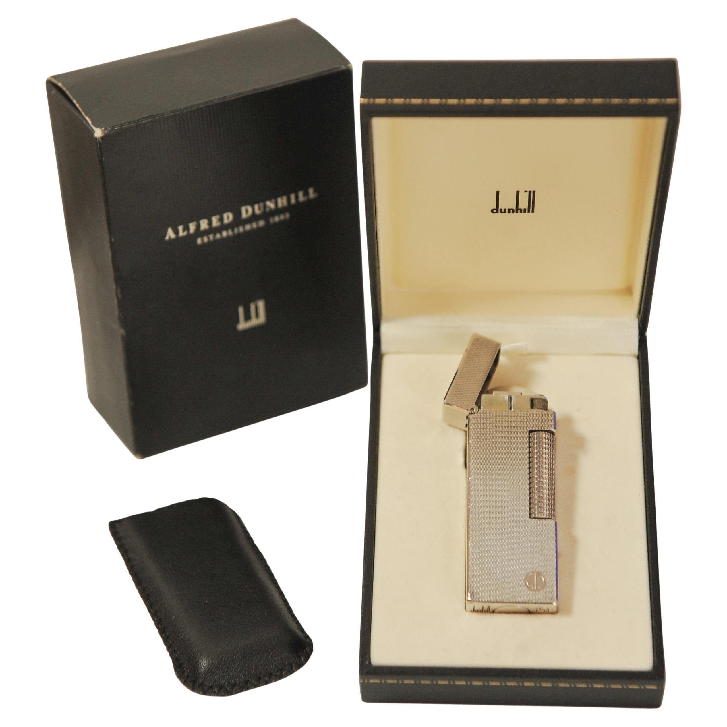 Accendino Rollagas placcato argento di Alfred Dunhill con scatola originale e custodia morbida in pelle

Stampigliato Dunhill & Swiss Made sulla base dell'accendino

L'accendino Rollagas è un classico di Dunhill, caratterizzato dal nostro famoso