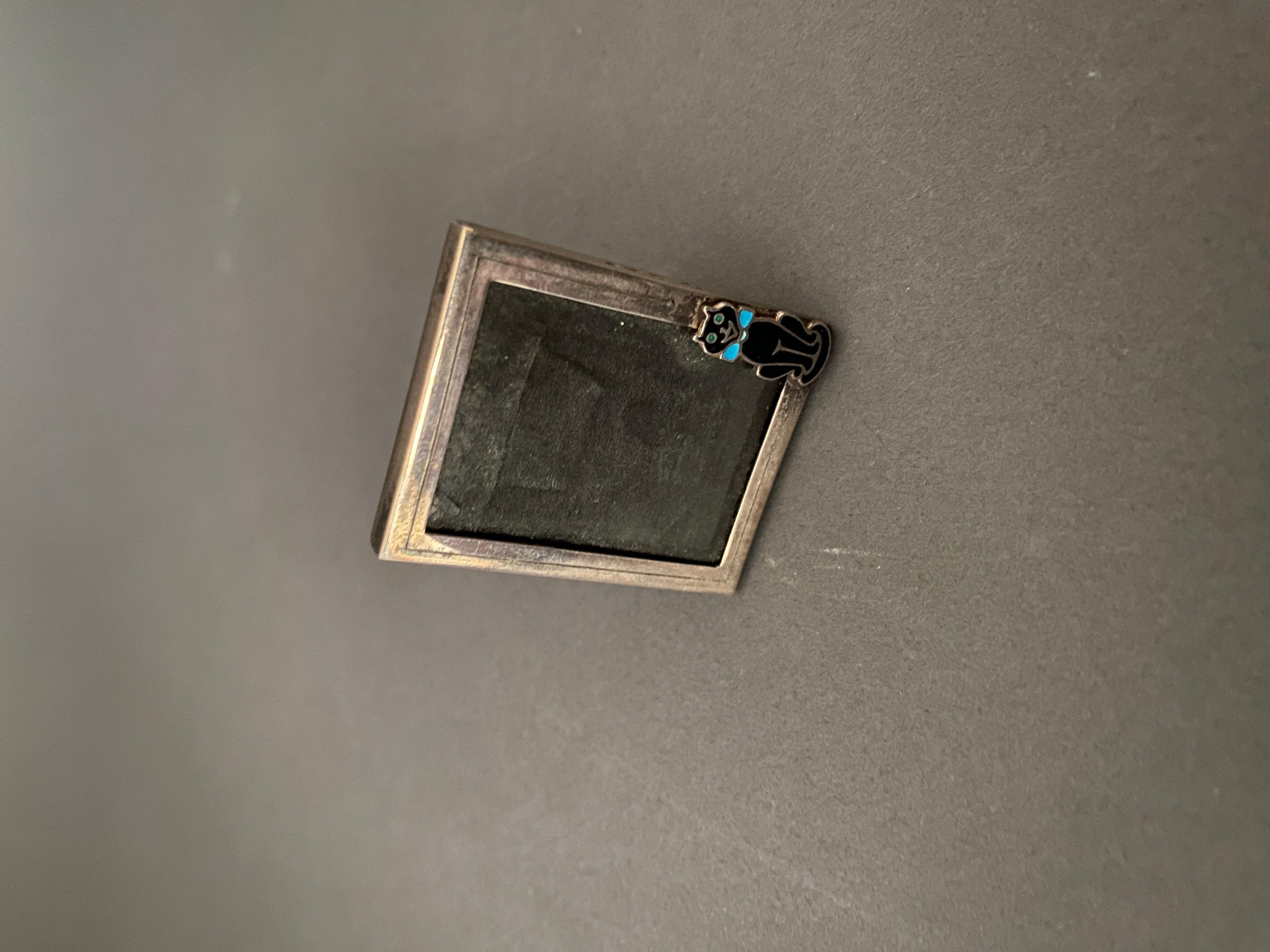 Alfred Dunhill siver Cadre photo miniature
Avec chat en émail noir avec collier à boucle bleu clair
Gravure DUNHILL LONDON sur le haut du dos
Poinçons ADS Londres 1939
Dos de chevalet noir, coulissant pour s'adapter à l'image
Pas de bosses sur le