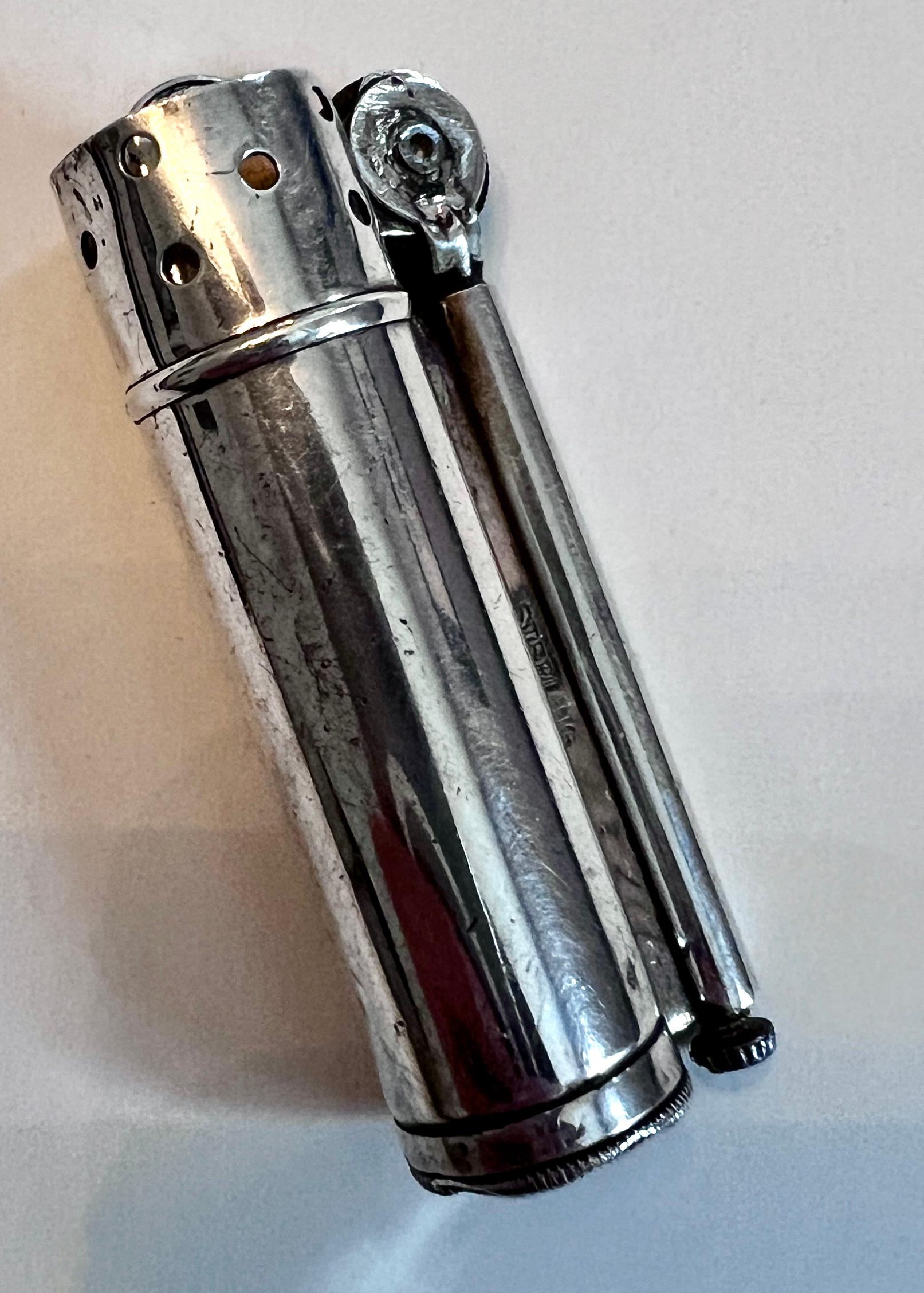 Sterling Silber Service Feuerzeug von Alfred Dunhill.  Das Feuerzeug wurde in den 1940er Jahren für Segler entworfen.  Das Stück ist Sterling gestempelt und wurde vollständig restauriert und funktioniert wunderbar.

Das Feuerzeug lässt sich leicht