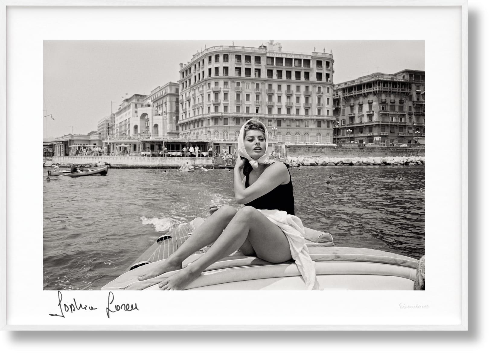 Figurative Print di Alfred Eisenstaedt - Sophia di Eisenstaedt. Vicino a Napoli", 1961. Stampa in bianco e nero firmata con libro