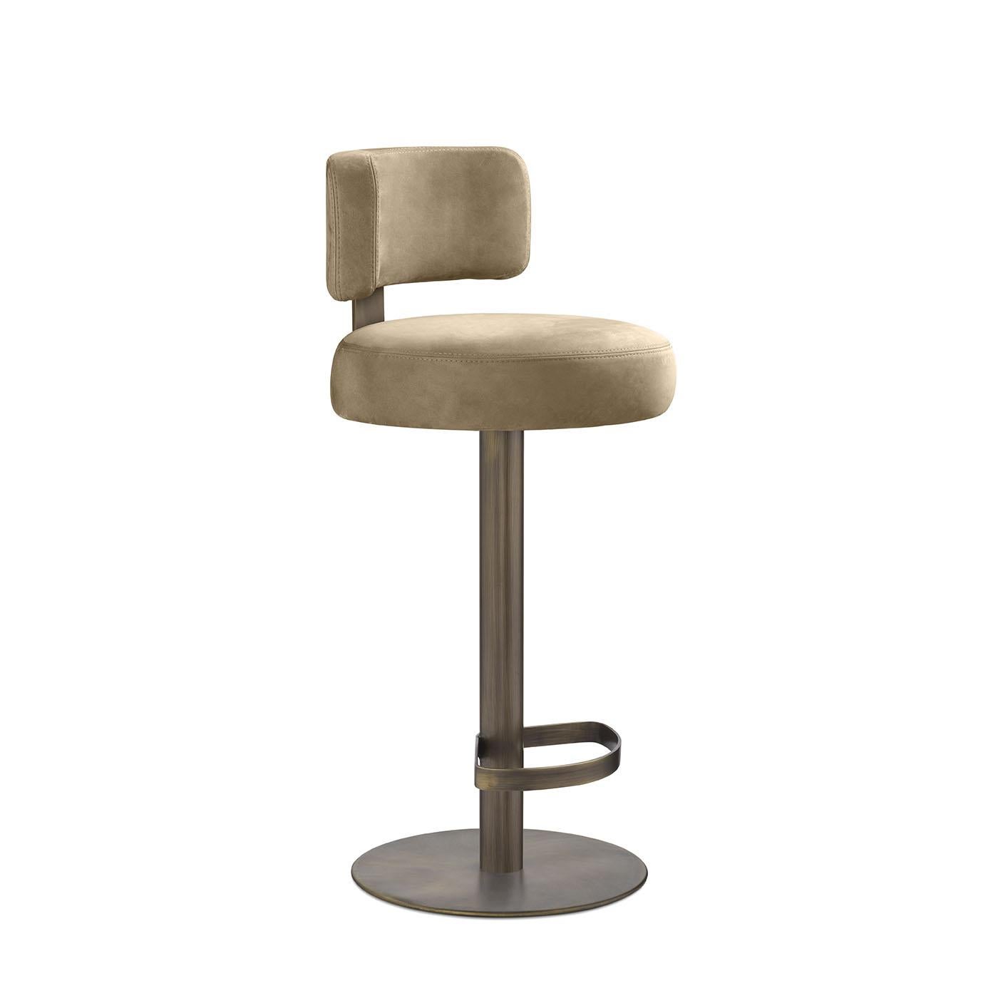 With luxurious details in chromed aluminum and rich fabrics and leather, the design combines classic with contemporary. Metal structure in chromed iron. Seat and backrest in molded polyurethane rubber.
