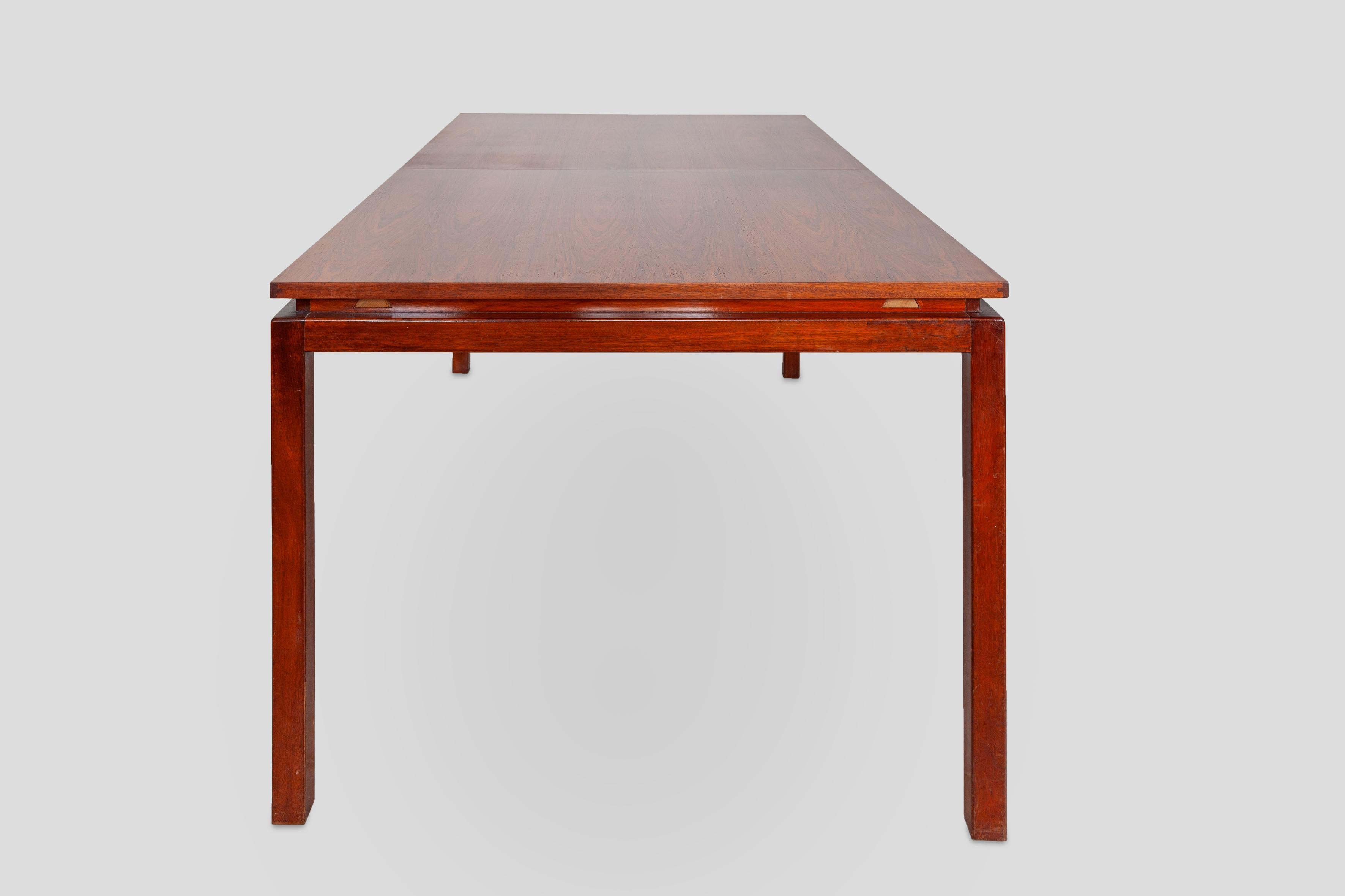 Alfred Hendrickx for Belform. A beautiful minimalist dining table with a very nice woodgrain. The table is solid sturdy and made with craftsmanship in solid wood and Zingana veneer.! The table is extendable in the middle with a leave of 60cm width.