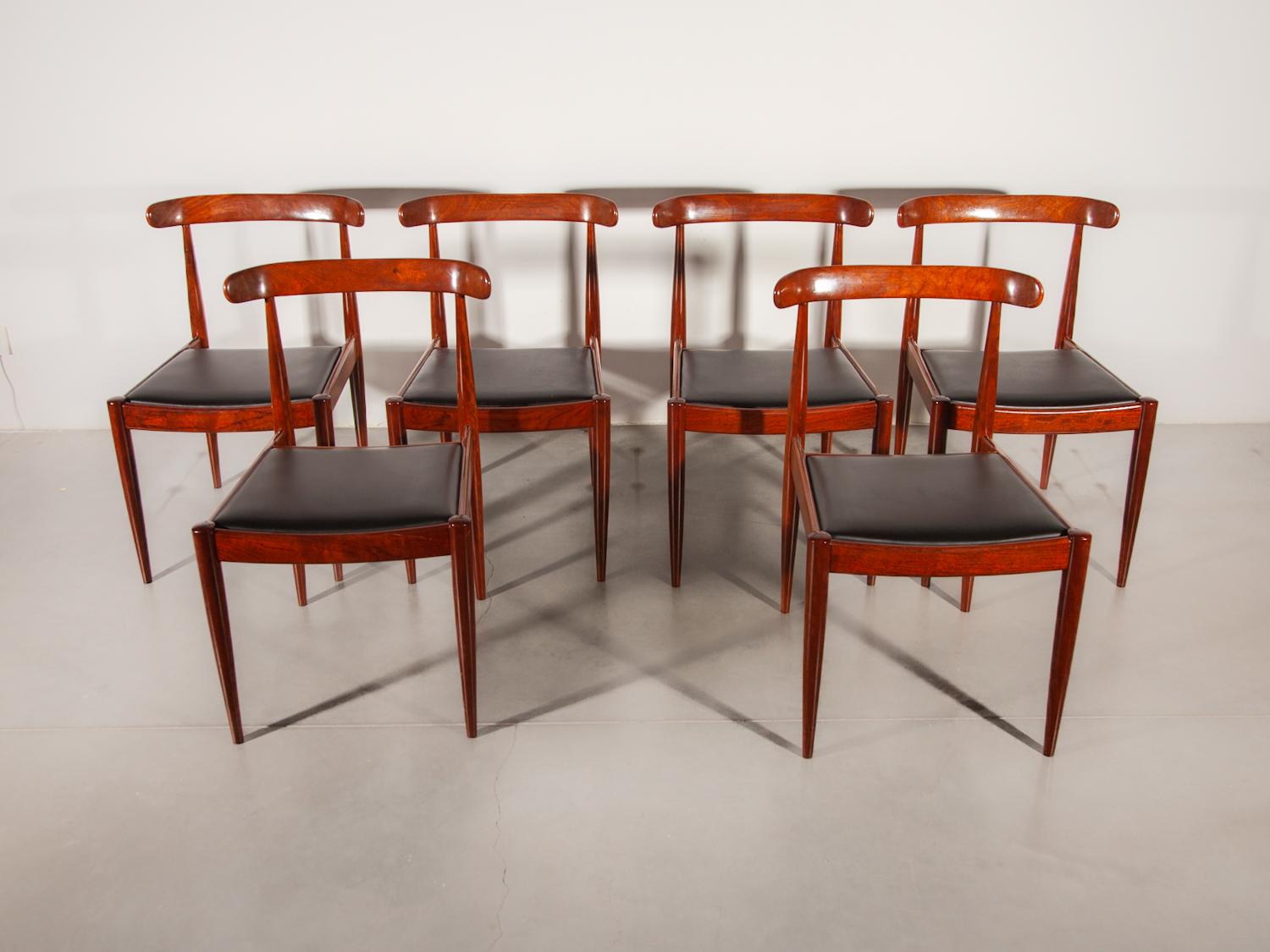 Minimalist set of 6 Dining Chairs designed by Alfred Hendrickx for Belform. A beautiful minimalist set with a nice woodgrain and black leather seats in a perfect condition.


Belgian designer Alfred Hendrickx was born in 1931. While information is