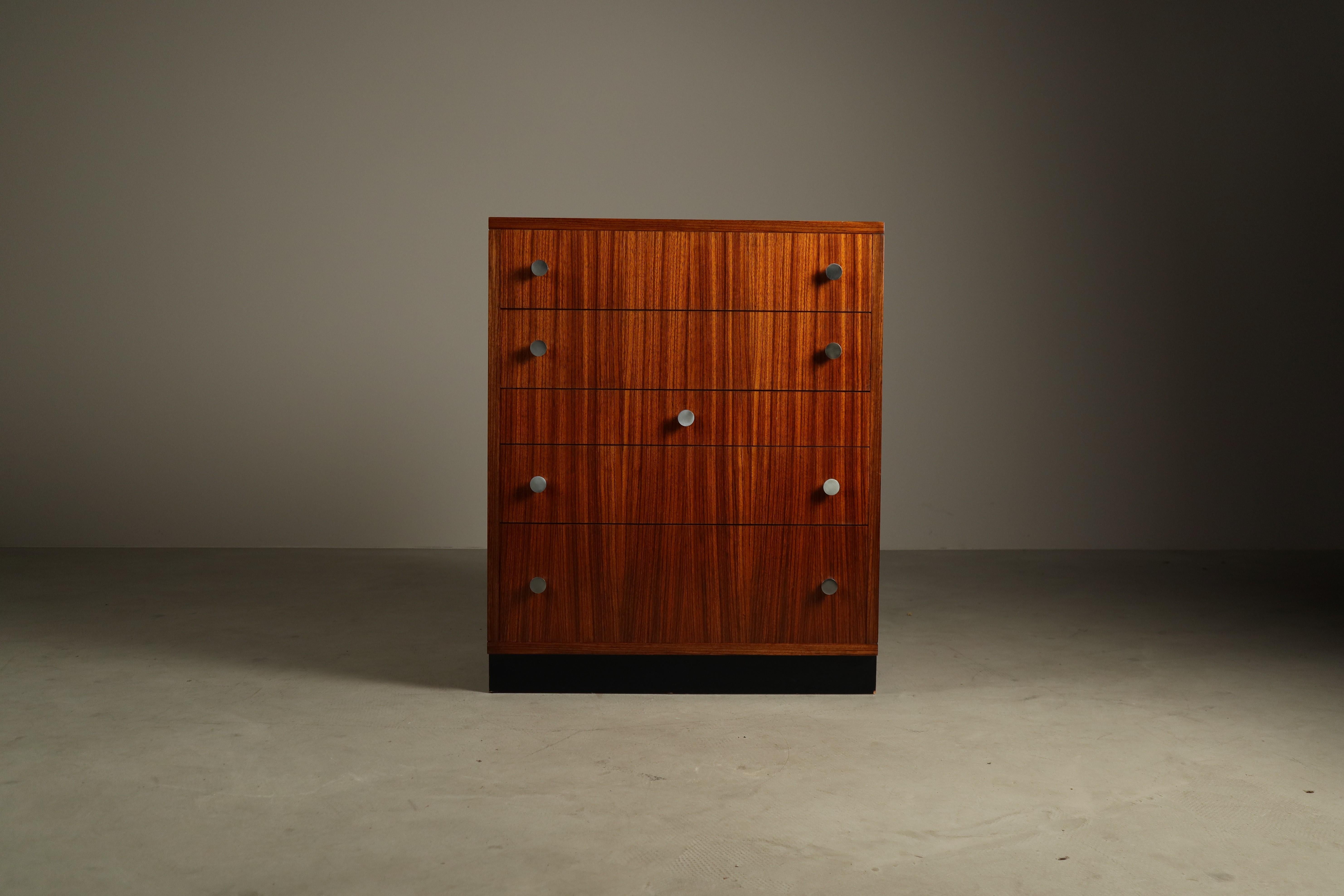 Elegante cassettiera di metà secolo progettata da Alfred Hendrickx per Belform, Belgio, circa anni '60.
Questo pezzo è impiallacciato in legno di zebrano con le sue caratteristiche venature a strisce e presenta quattro cassetti con le originali