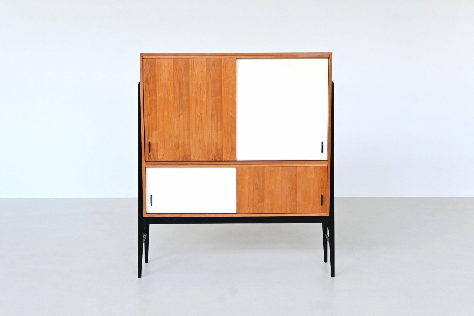 Precioso tablero alto simétrico diseñado por Alfred Hendrickx; uno de los mejores diseñadores de Bélgica en los años 60 y fabricado por Belform, Bélgica 1958. Este tablero alto es un sello distintivo del diseño belga, que muestra la precisión y la