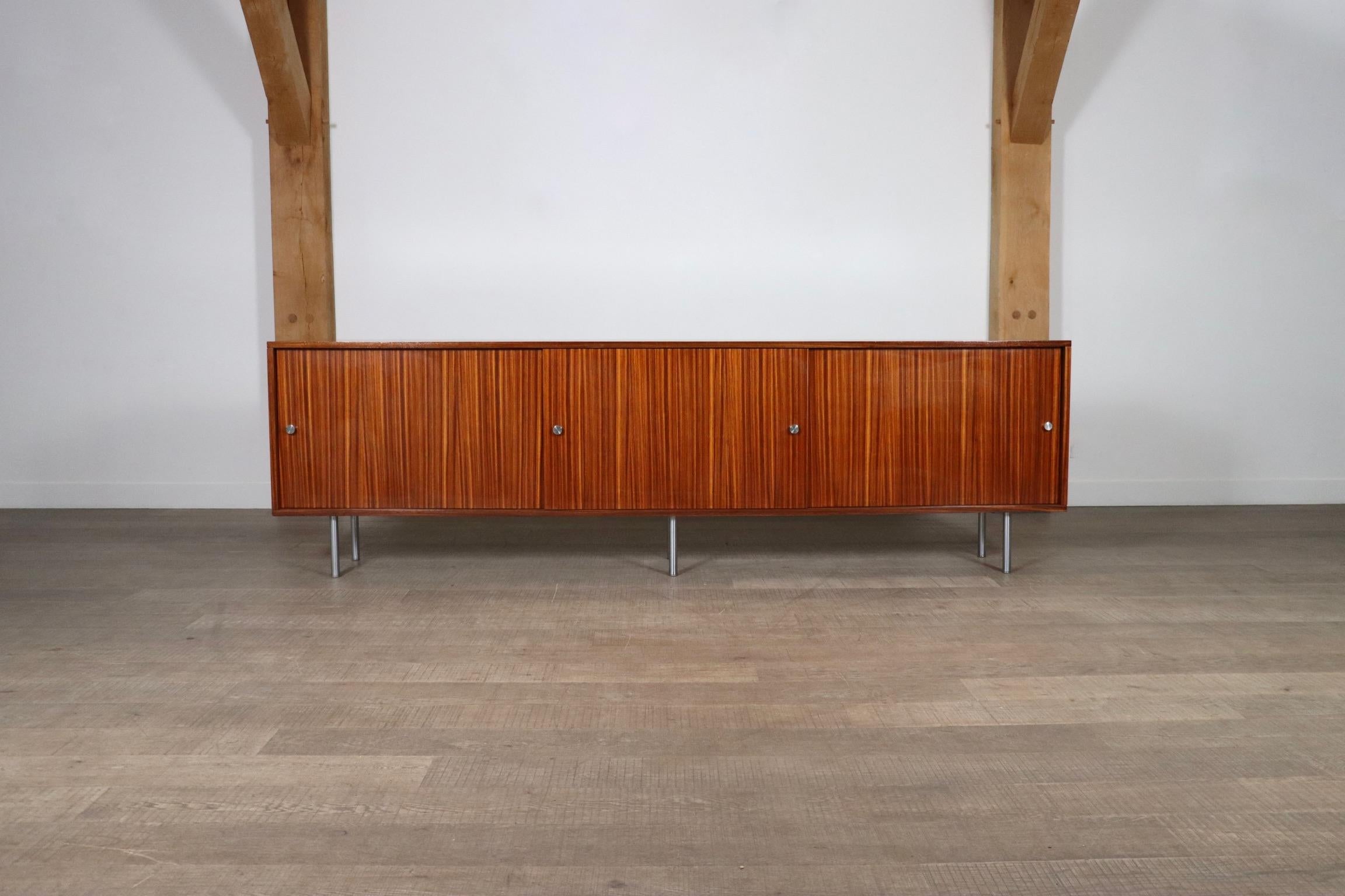 Grand buffet minimaliste conçu par Alfred Hendrickx pour Belform, Belgique, années 1960. Il s'agit d'une version extra longue et rare de 280 cm de large avec trois portes coulissantes permettant de nombreux rangements. La combinaison des tons chauds