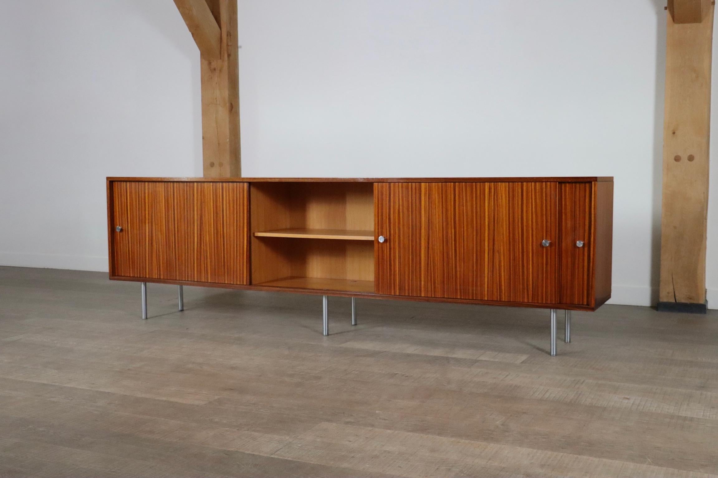 Milieu du XXe siècle Alfred Hendrickx Grand buffet pour Belform, années 1960 en vente